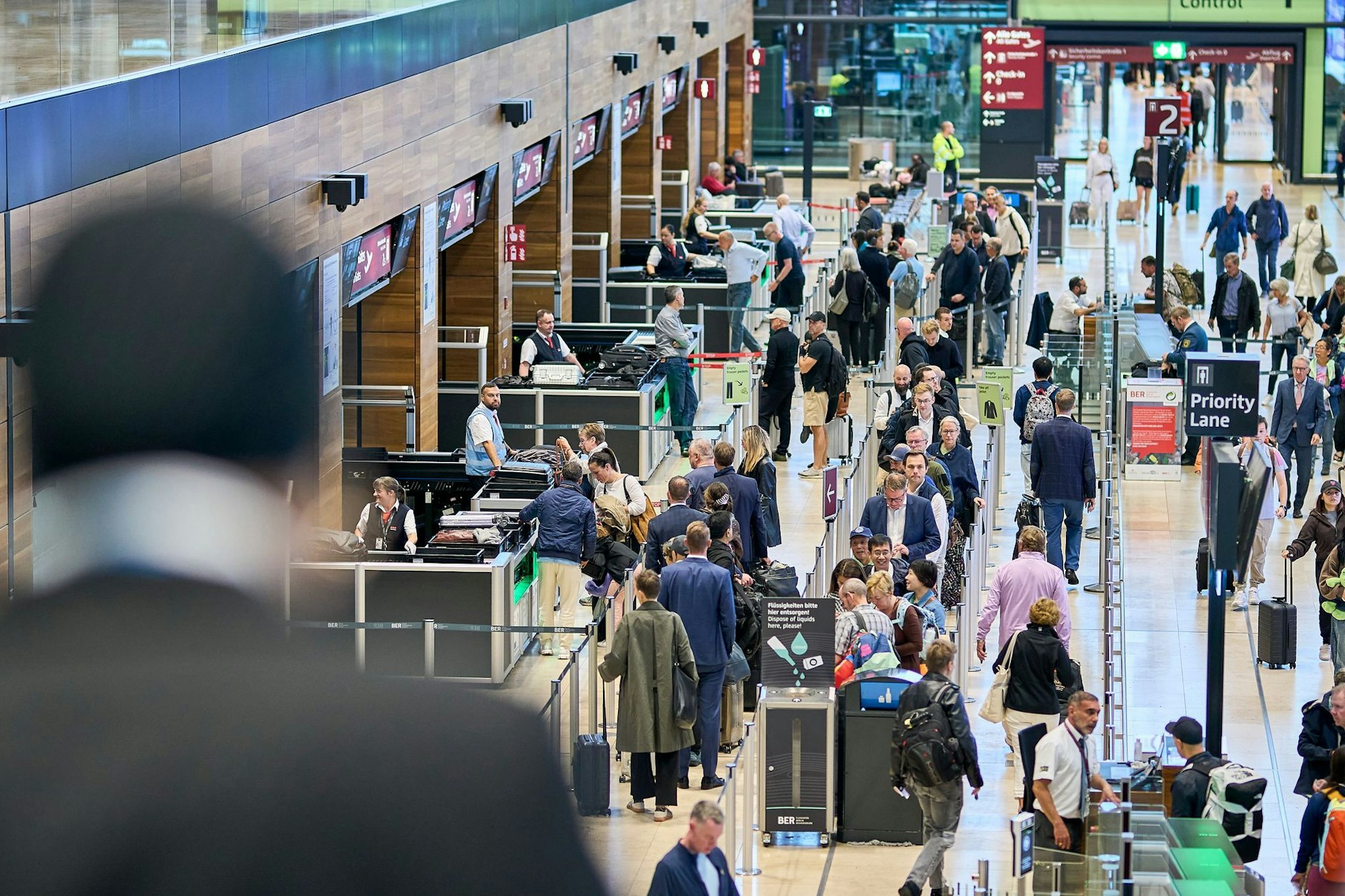 Wer am Wochenende vom BER fliegen will, sollte etwas Zeit mitbringen. Noch immer sind nicht alle Probleme behoben.