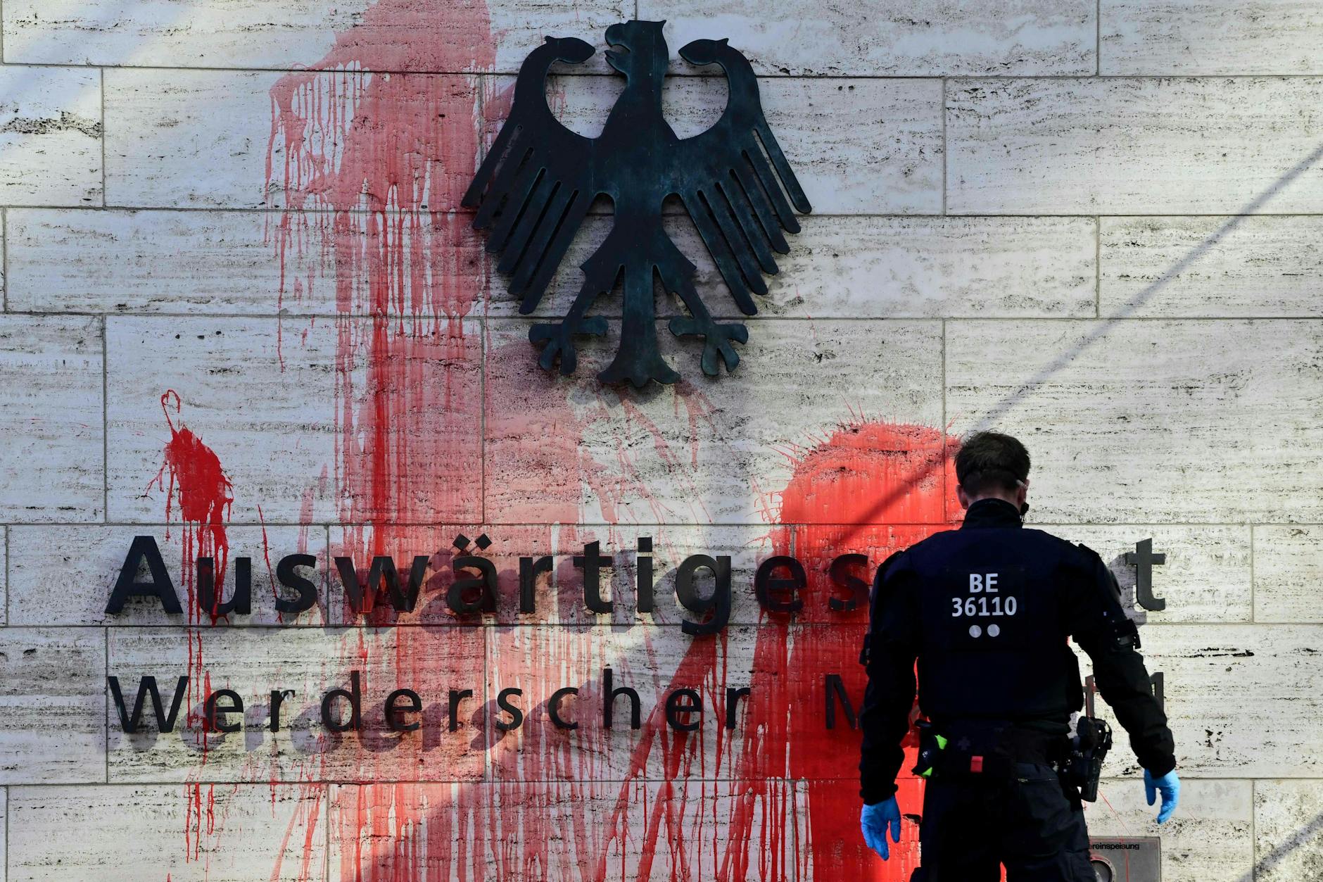 Aktivisten haben die Fassade des Auswärtigen Amts beschmiert.