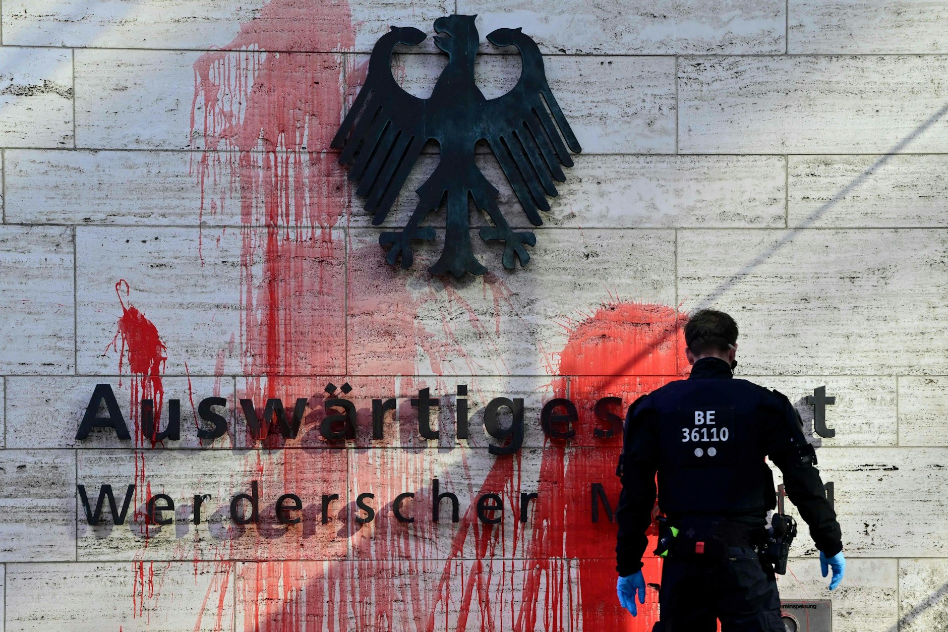 Aktivisten haben die Fassade des Auswärtigen Amts beschmiert.