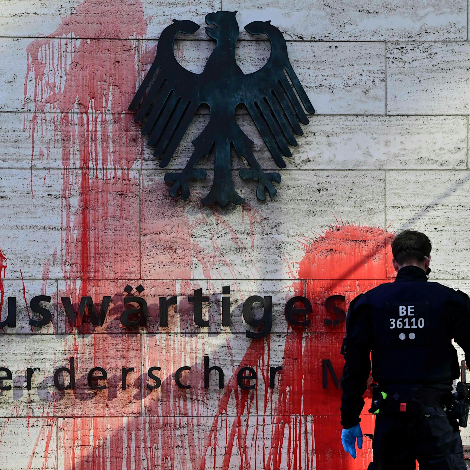 Protestierende beschmieren Auswärtiges Amt mit roter Farbe