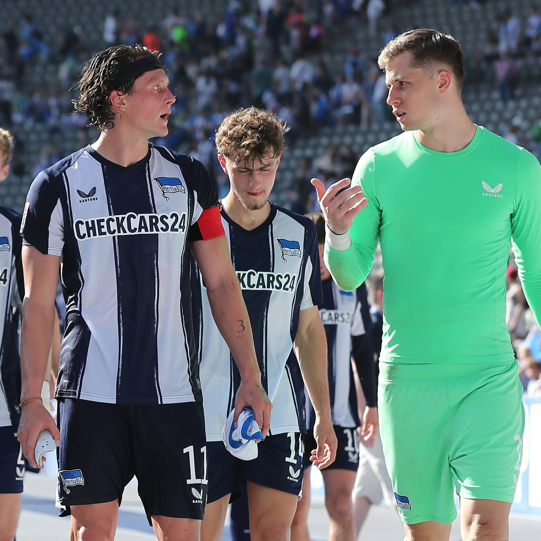 Hertha-Kapitän Fabian Reese und Torwart Tjark Ernst diskutieren nach dem 0:2 gegen Paderborn im Olympiastadion.