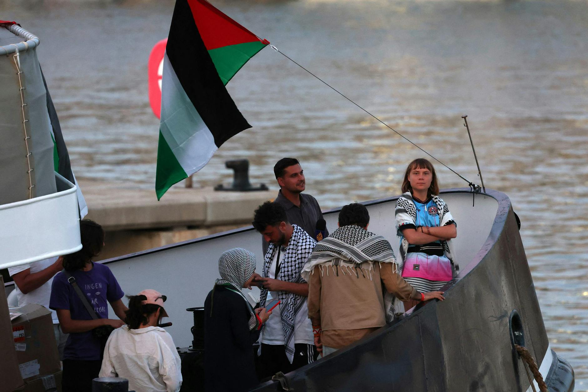 Die schwedische Aktivistin Greta Thunberg an Bord eines Schiffes bei einem früheren Hilfseinsatz.