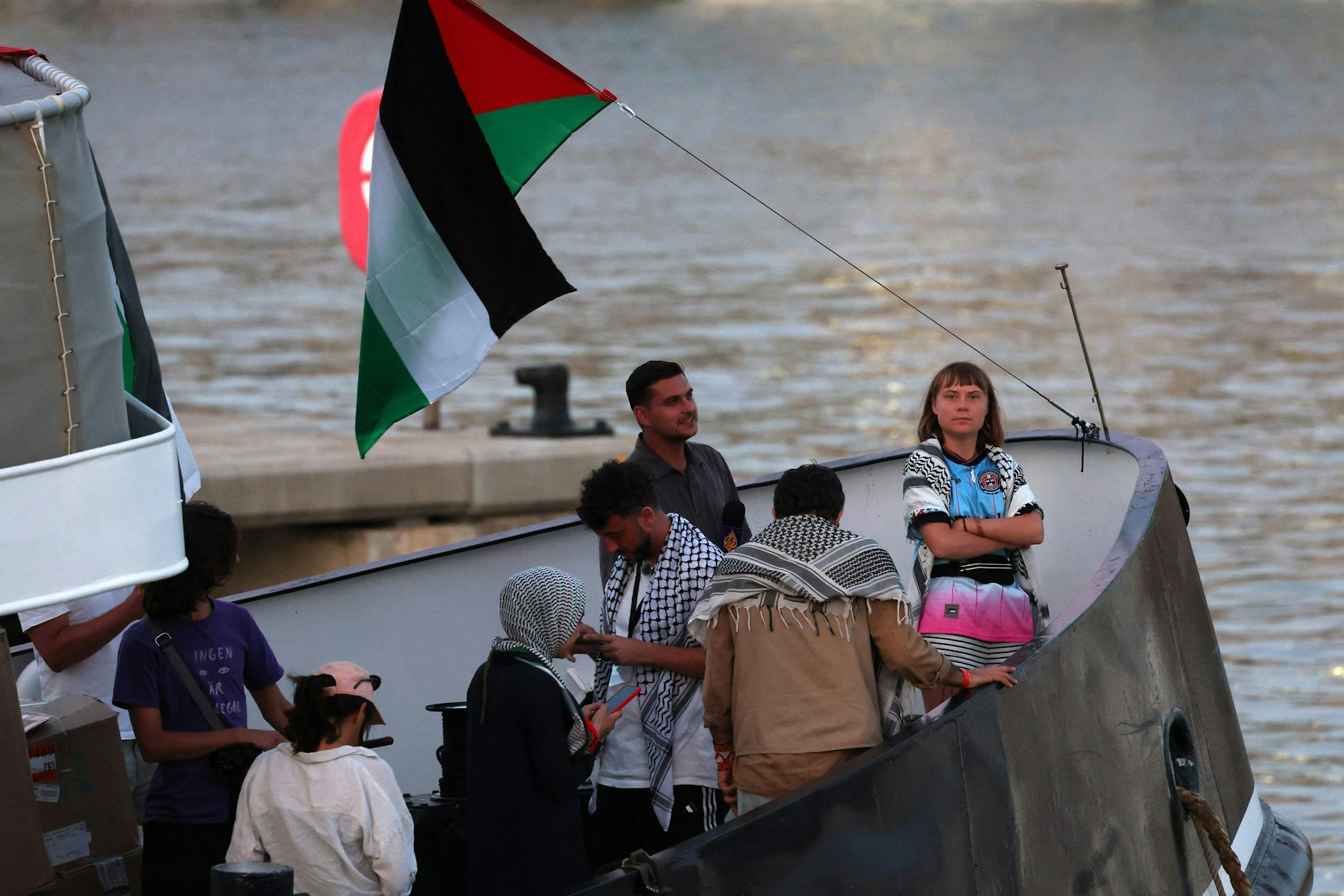 Die schwedische Aktivistin Greta Thunberg an Bord eines Schiffes bei einem früheren Hilfseinsatz.