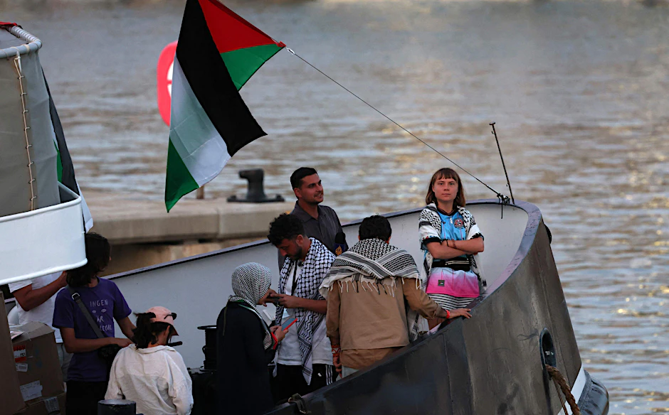 Die schwedische Aktivistin Greta Thunberg an Bord eines Schiffes bei einem früheren Hilfseinsatz.