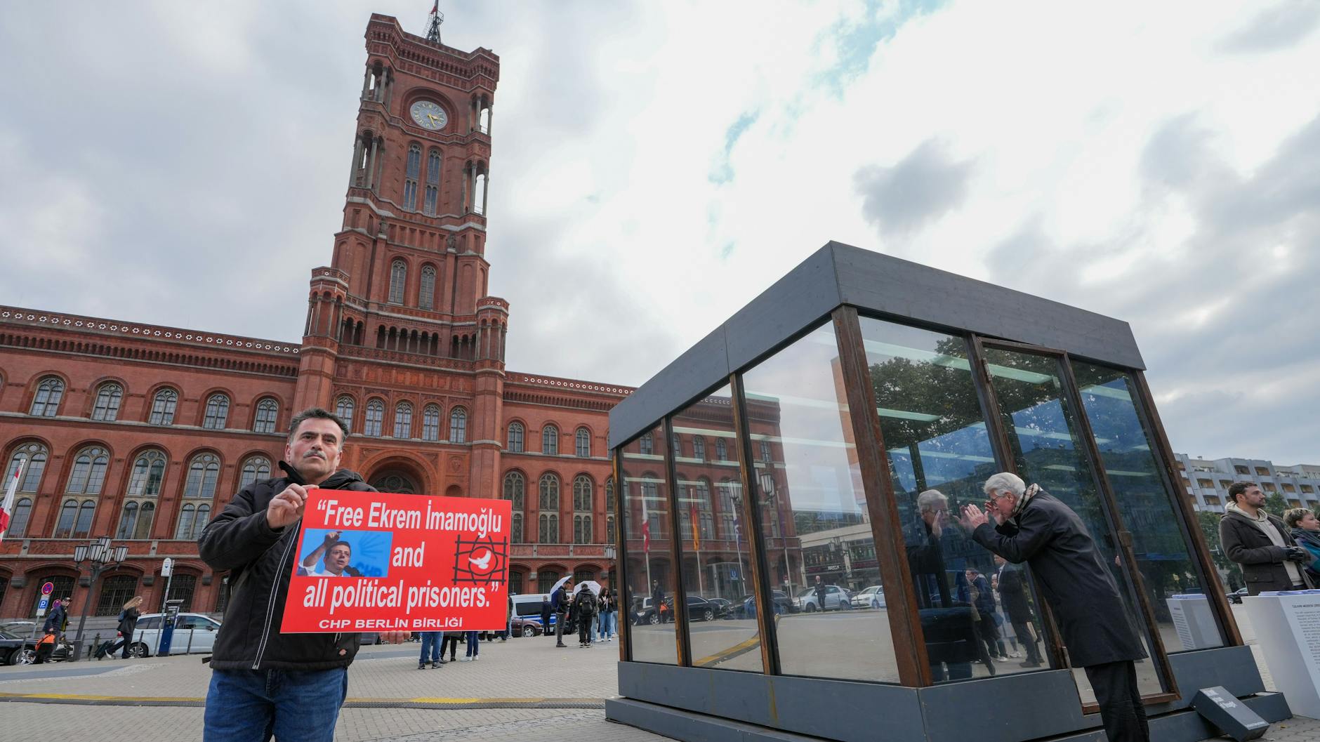 Ein Demonstrant fordert die Freilassung politischer Gefangener in der Türkei.