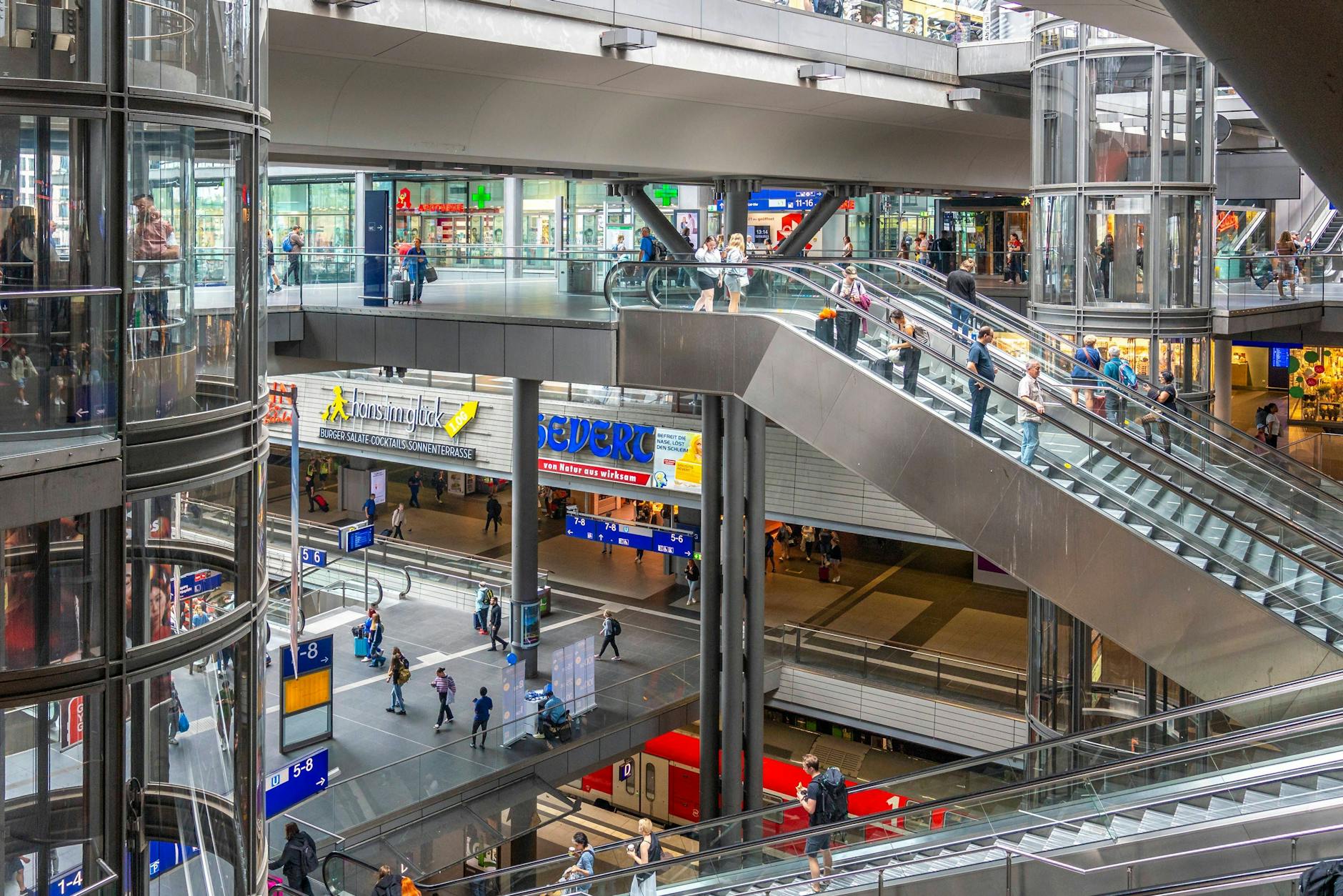 Am Berliner Hauptbahnhof sind viele Geschäfte auch an Sonn- und Feiertagen geöffnet.