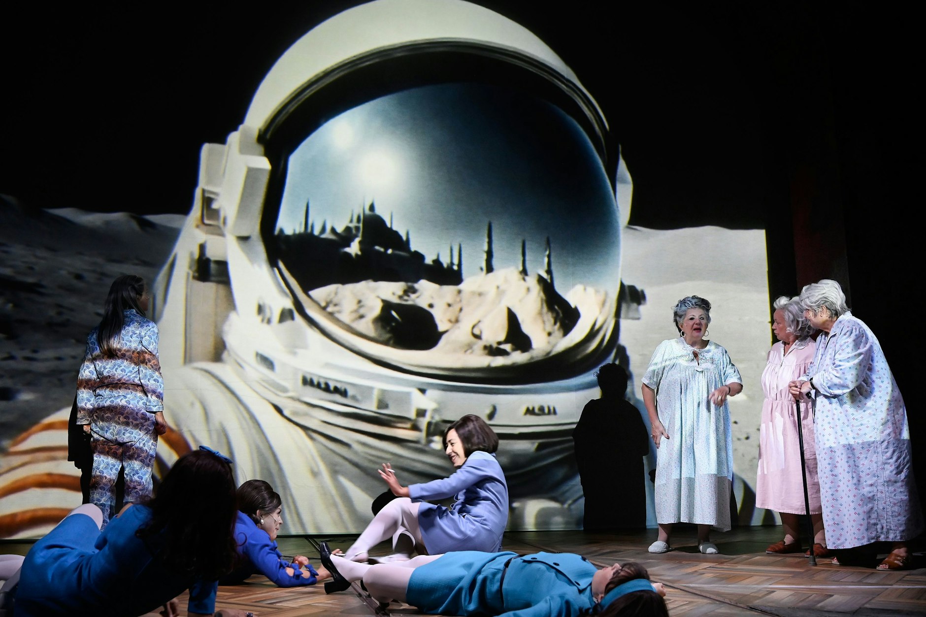 Auf der Suche nach einem Ort zum Leben. Das Gorki-Ensemble in „Das Rote Haus“ von Ersan Mondtag