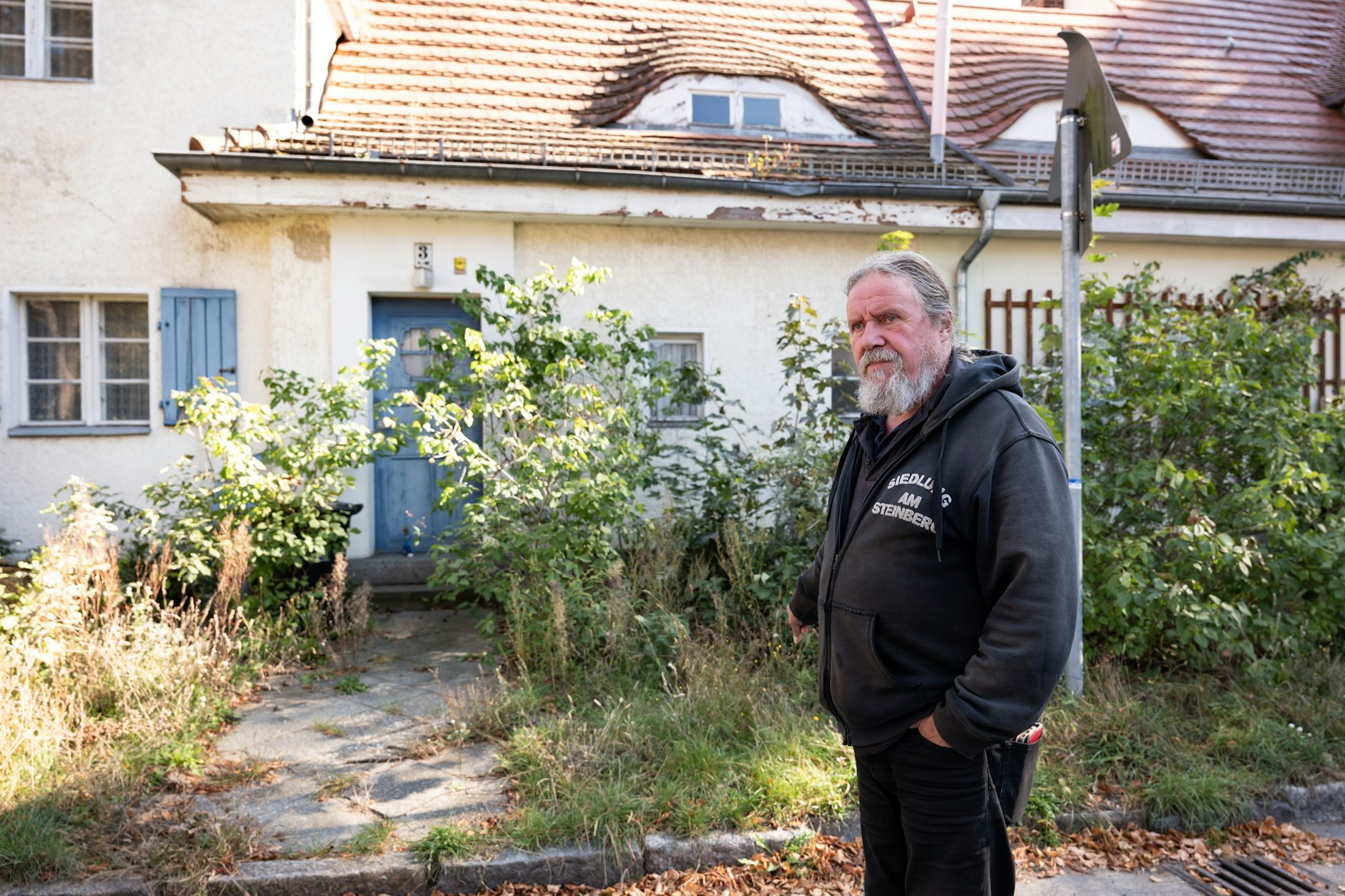 Hartmut Lenz vor der Wohnung des verstorbenen Manne Moslehner in der Siedlung Am Steinberg. Erben werden gesucht, so lange tut sich nichts am Haus.