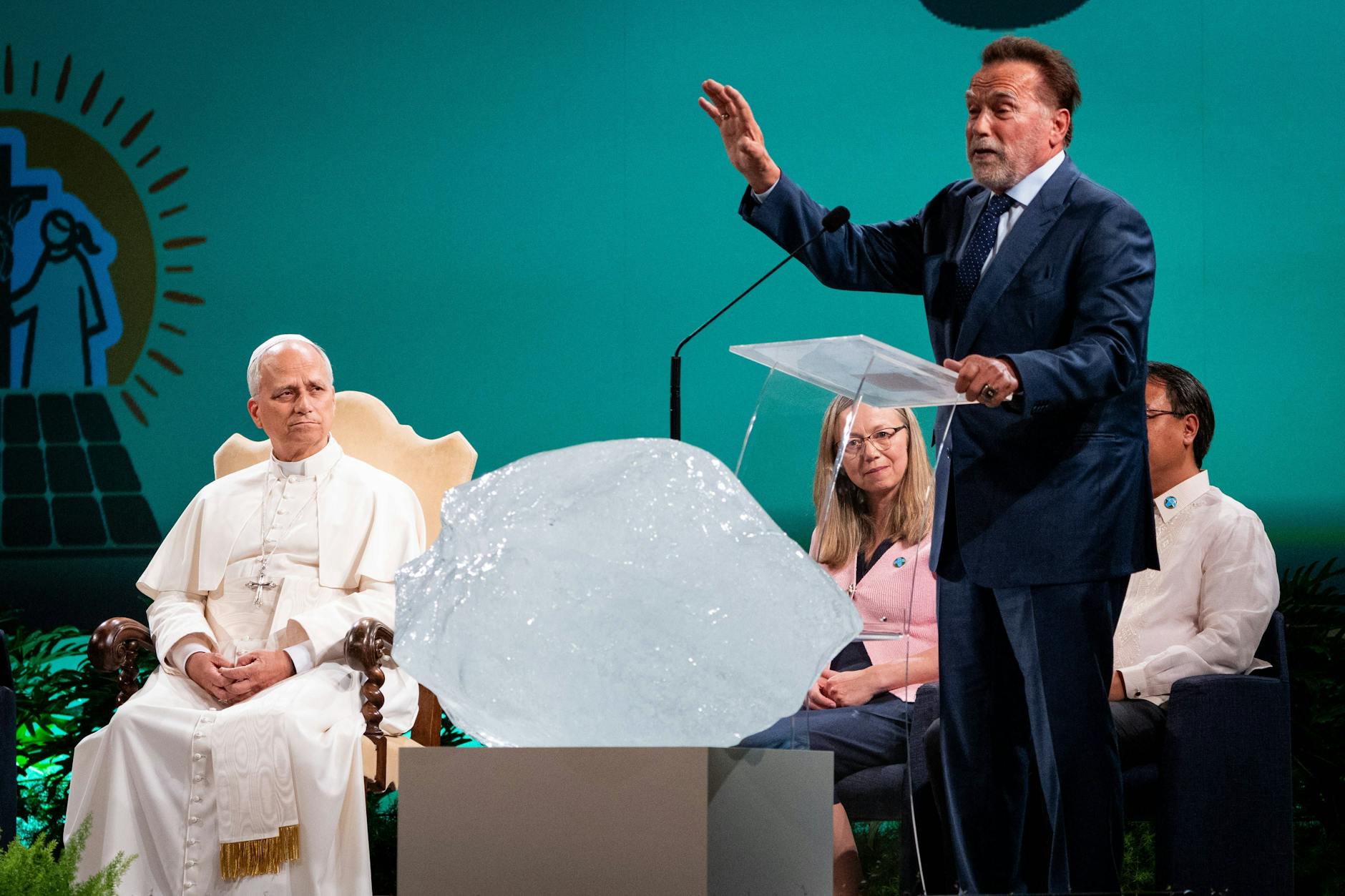 Papst Leo XIV und Arnold Schwarzenegger bei der Klimakonferenz „Hoffnung für Klimagerechtigkeit“ in Castel Gandolfo: Während der Papst einen Eisblock segnete, sprach der Schauspieler und Ex-Gouverneur über Klimaschutz.