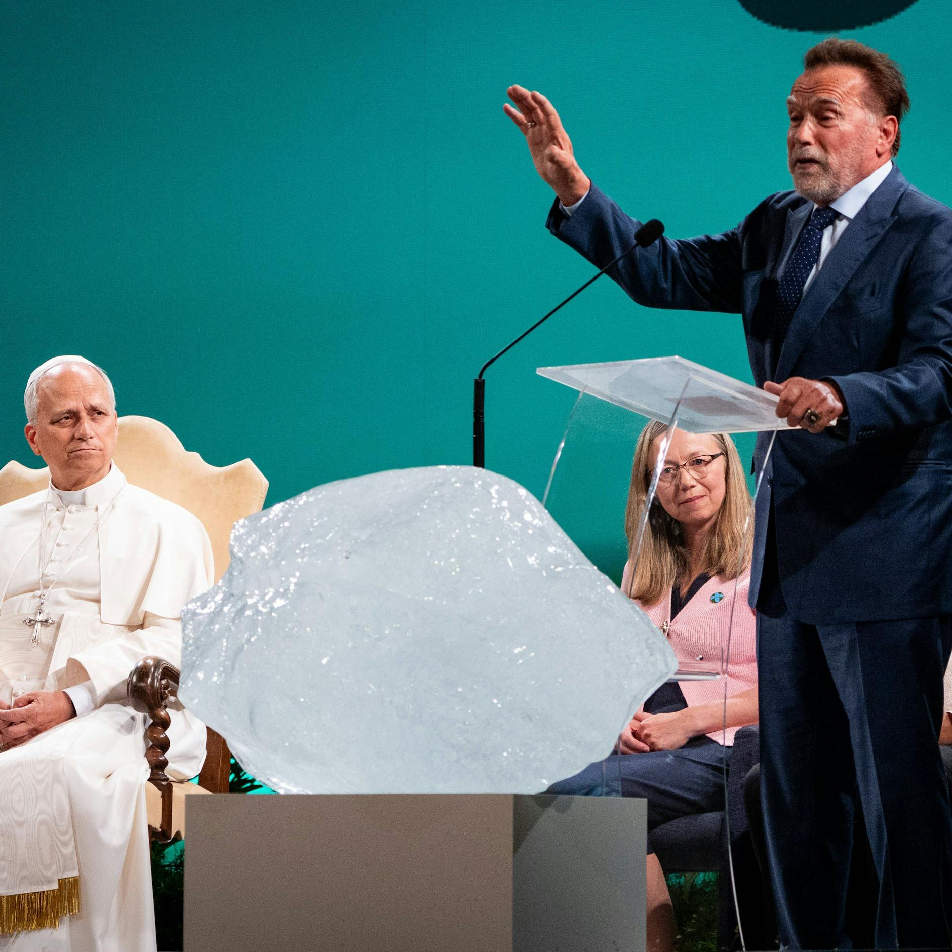 Image - „Klimatheater“: Papst Leo segnet Eisblock, Schwarzenegger schwenkt das „Meer“