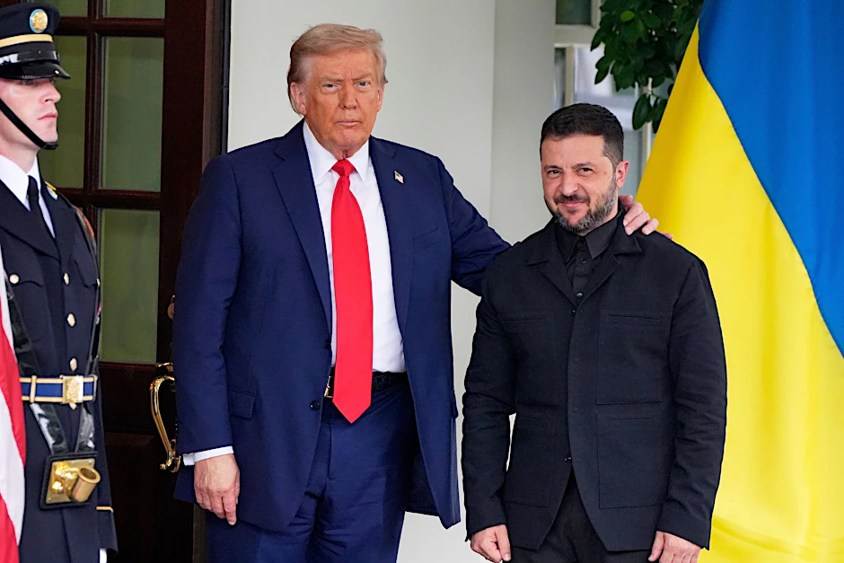 US-Präsident Donald Trump (l) und Wolodymyr Selenskyj, Präsident der Ukraine, im August. Die US-Geheimdienste sollen offenbar enger mit der Ukraine zusammenarbeiten.