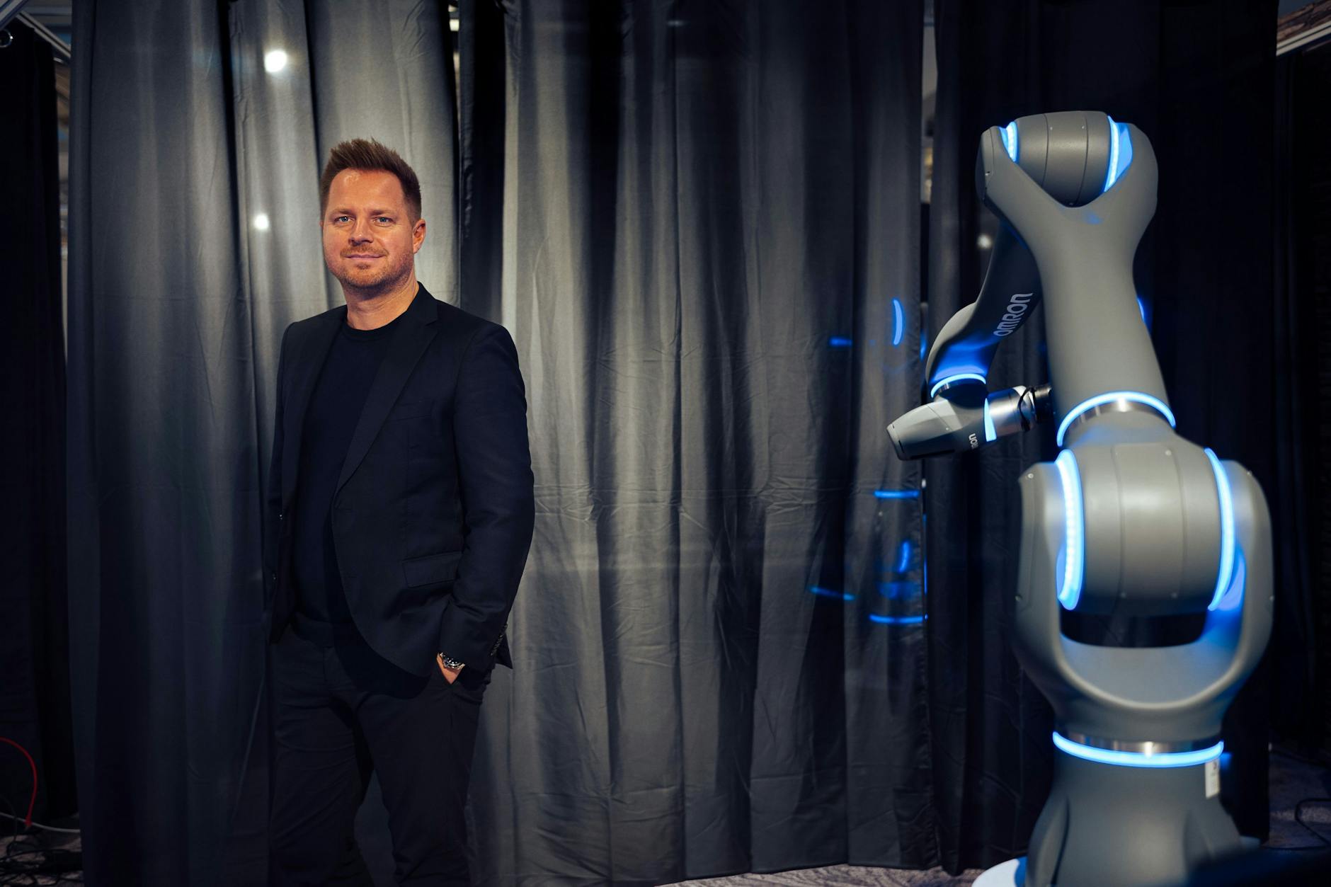 CEO David Reger in einem der Neura-Robotics-Labore in Riederich, Baden-Württemberg