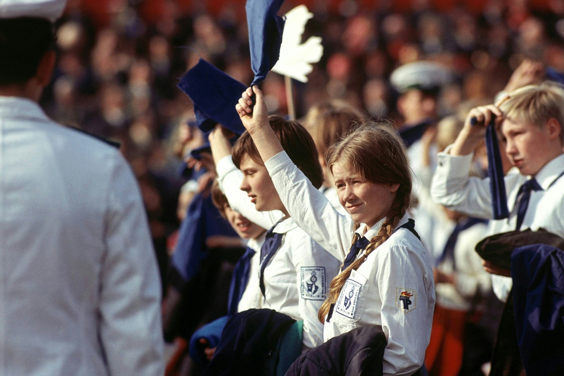 Junge Pioniere bei einem Umzug
