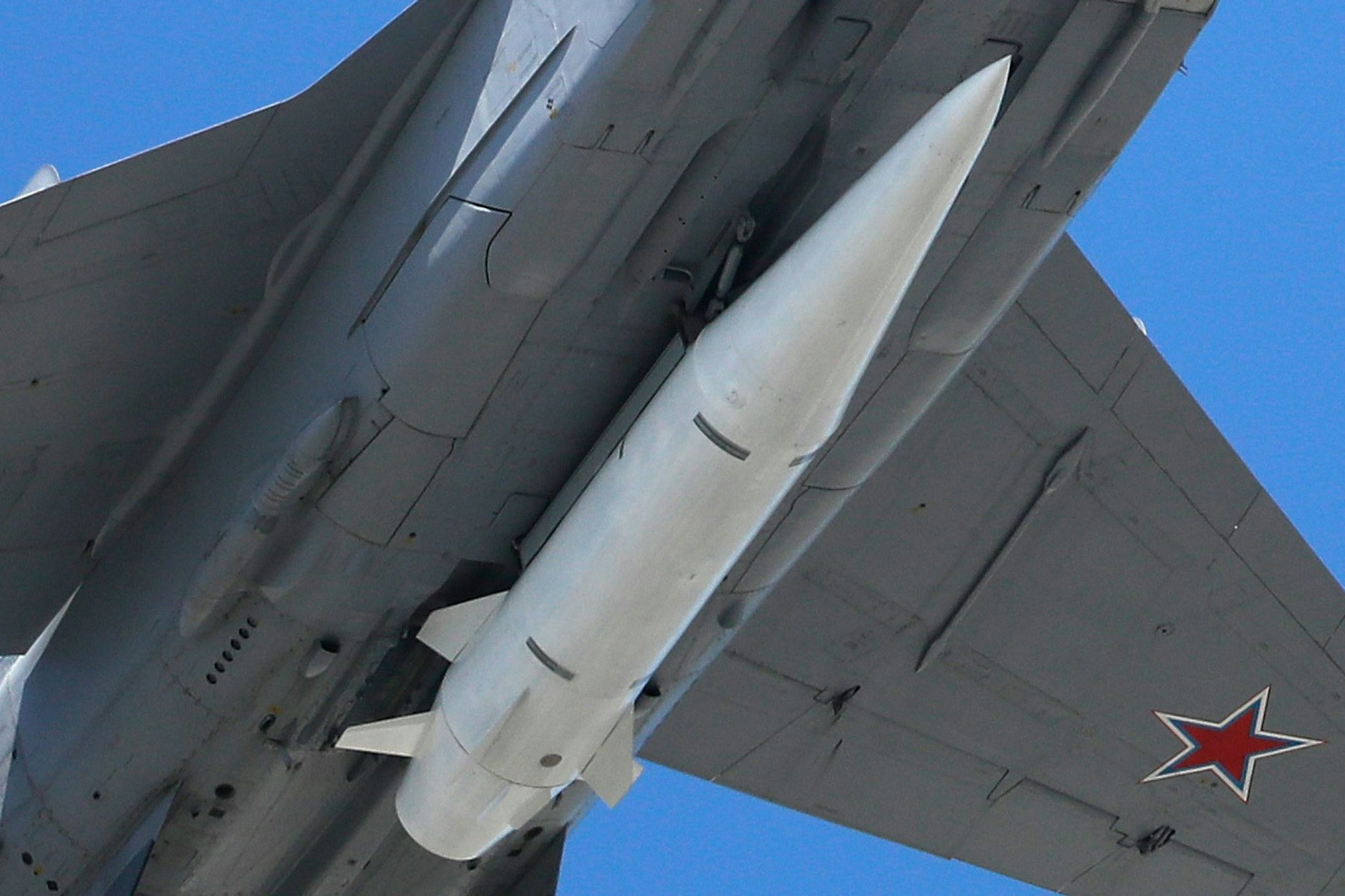 Ein Abfangjäger Mikoyan MiG-31 der russischen Luftwaffe fliegt bei der russischen Militärparade zum Tag des Sieges bestückt mit einer Hyperschall-Luft-Boden-Rakete vom Typ Kinschal. 