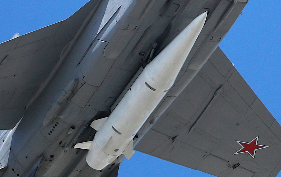 Ein Abfangjäger Mikoyan MiG-31 der russischen Luftwaffe fliegt bei der russischen Militärparade zum Tag des Sieges bestückt mit einer Hyperschall-Luft-Boden-Rakete vom Typ Kinschal. 