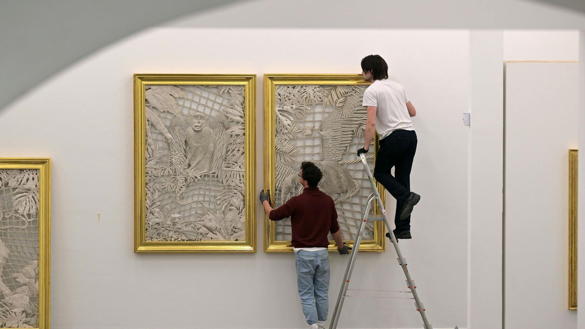 Wolfgang Joop zeigt in Potsdam sein Lebenswerk, dazu gehören auch diese kunstvollen Stoffbilder.