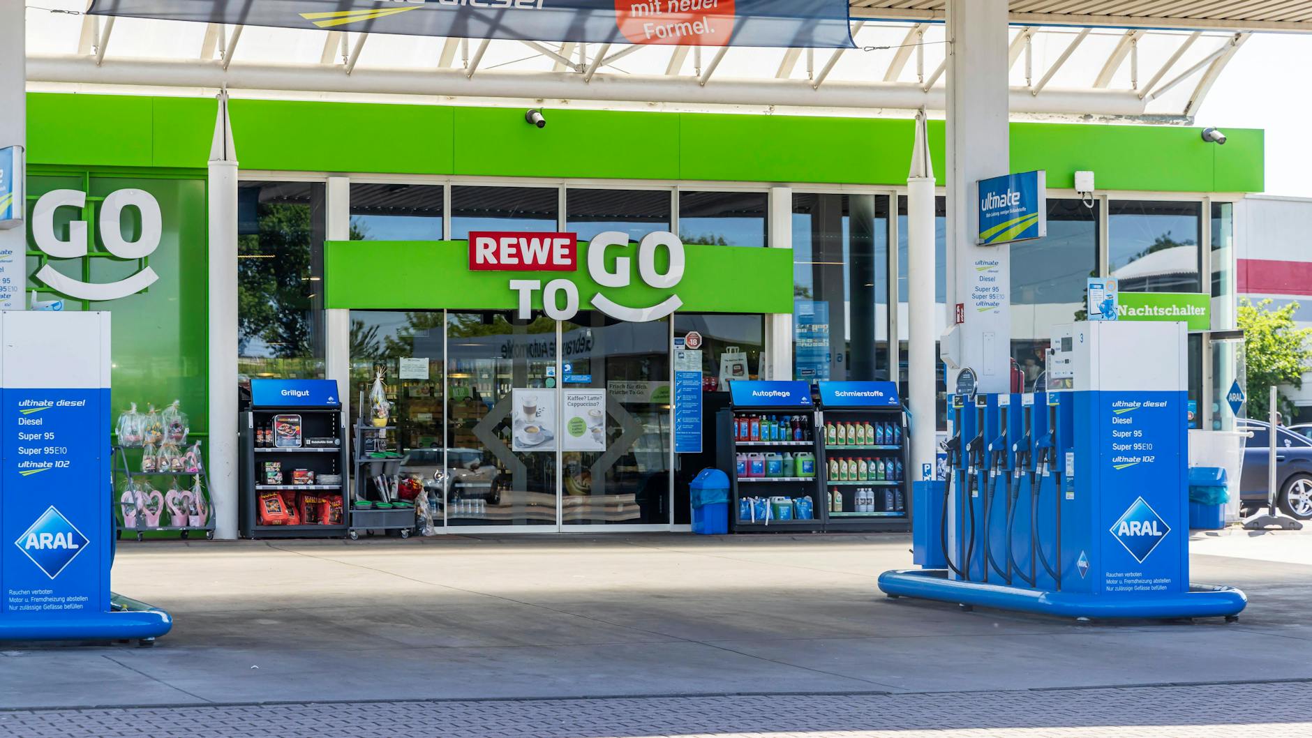 Viele Tankstellen haben Lebensmittel in ihrem Mini-Supermarkt im Angebot.
