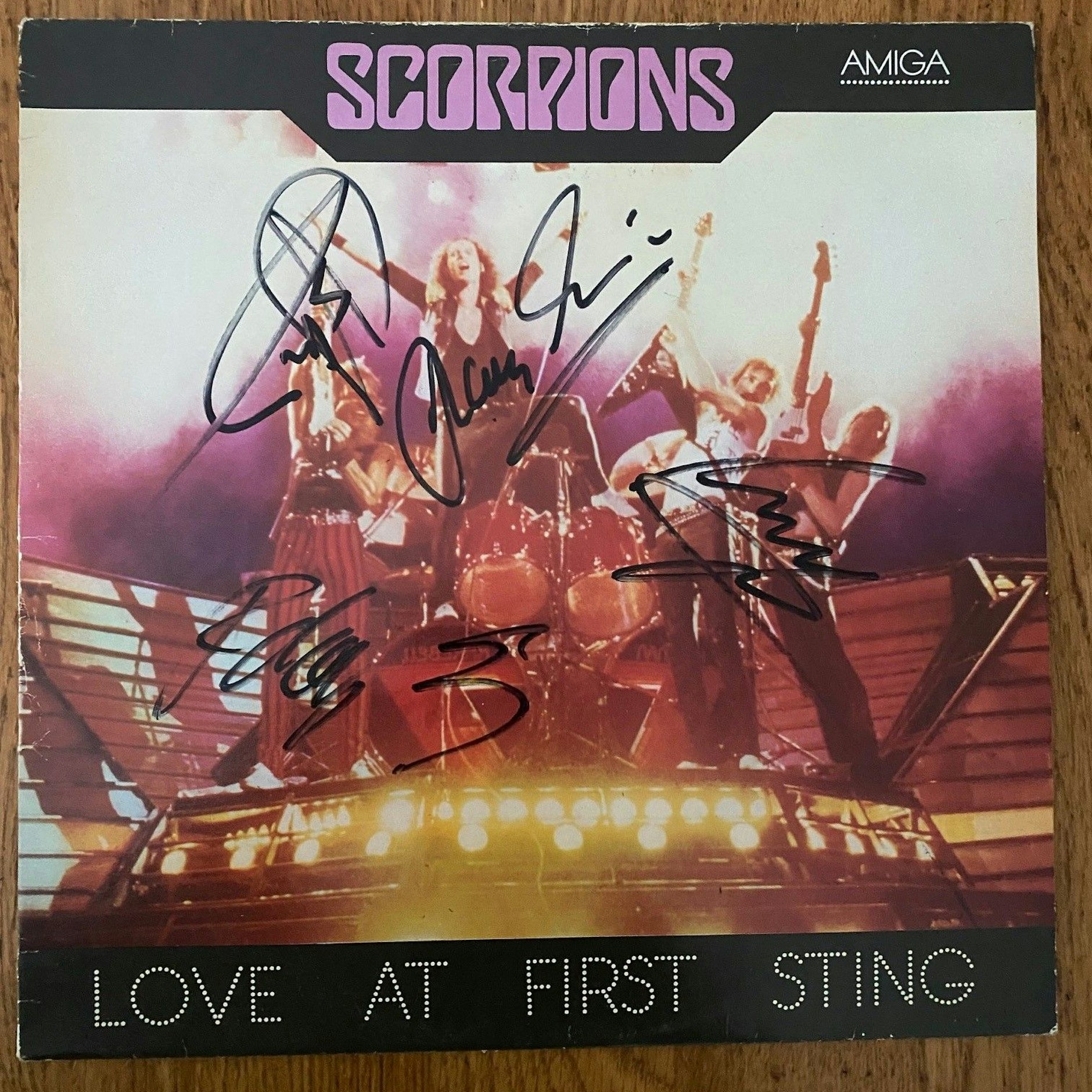 Das Scorpions-Album „Love at First Sting“, das 1988 in der DDR erschien. Die Autogramme auf dem Cover bekam unser Autor Jahre später.