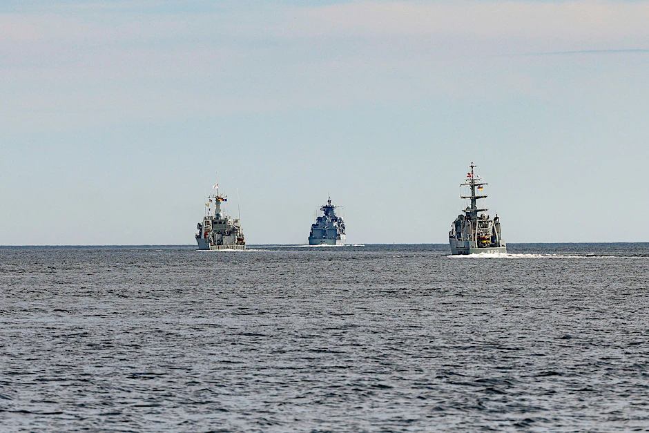 Kriegsschiffe der Marine bei einem Manöver