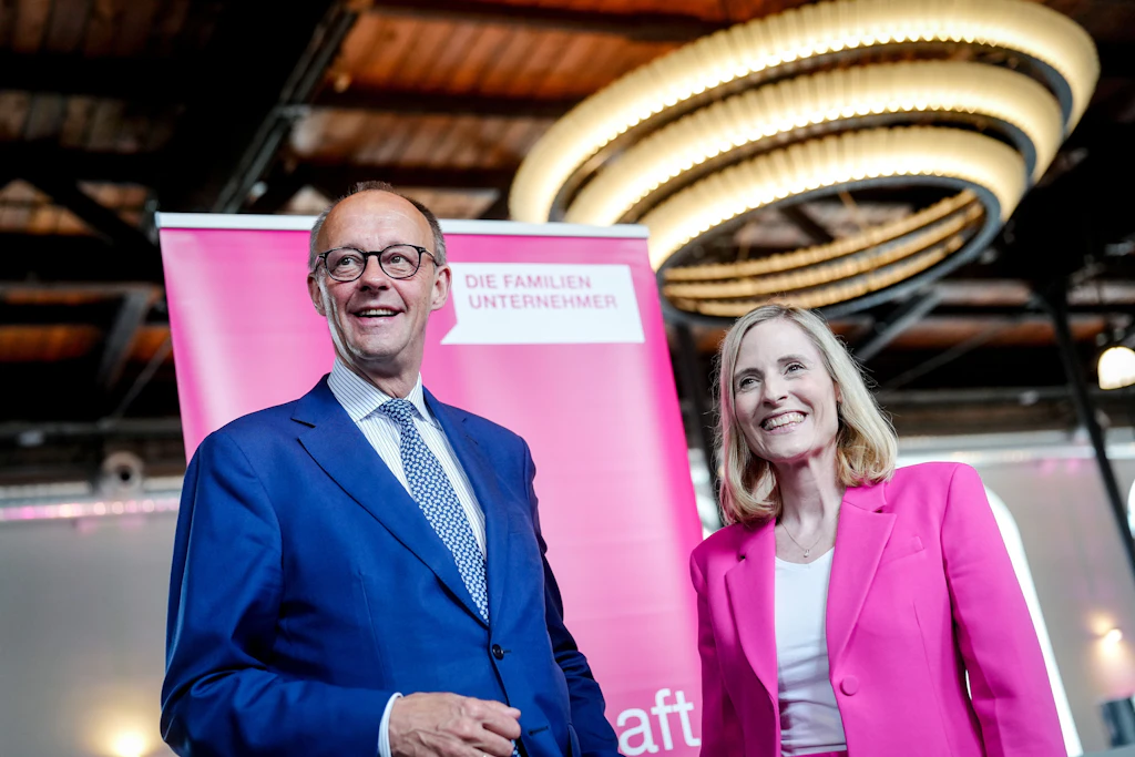 Bundeskanzler Friedrich Merz (CDU) und die Präsidentin des Verbands der Familienunternehmer, Marie-Christine Ostermann