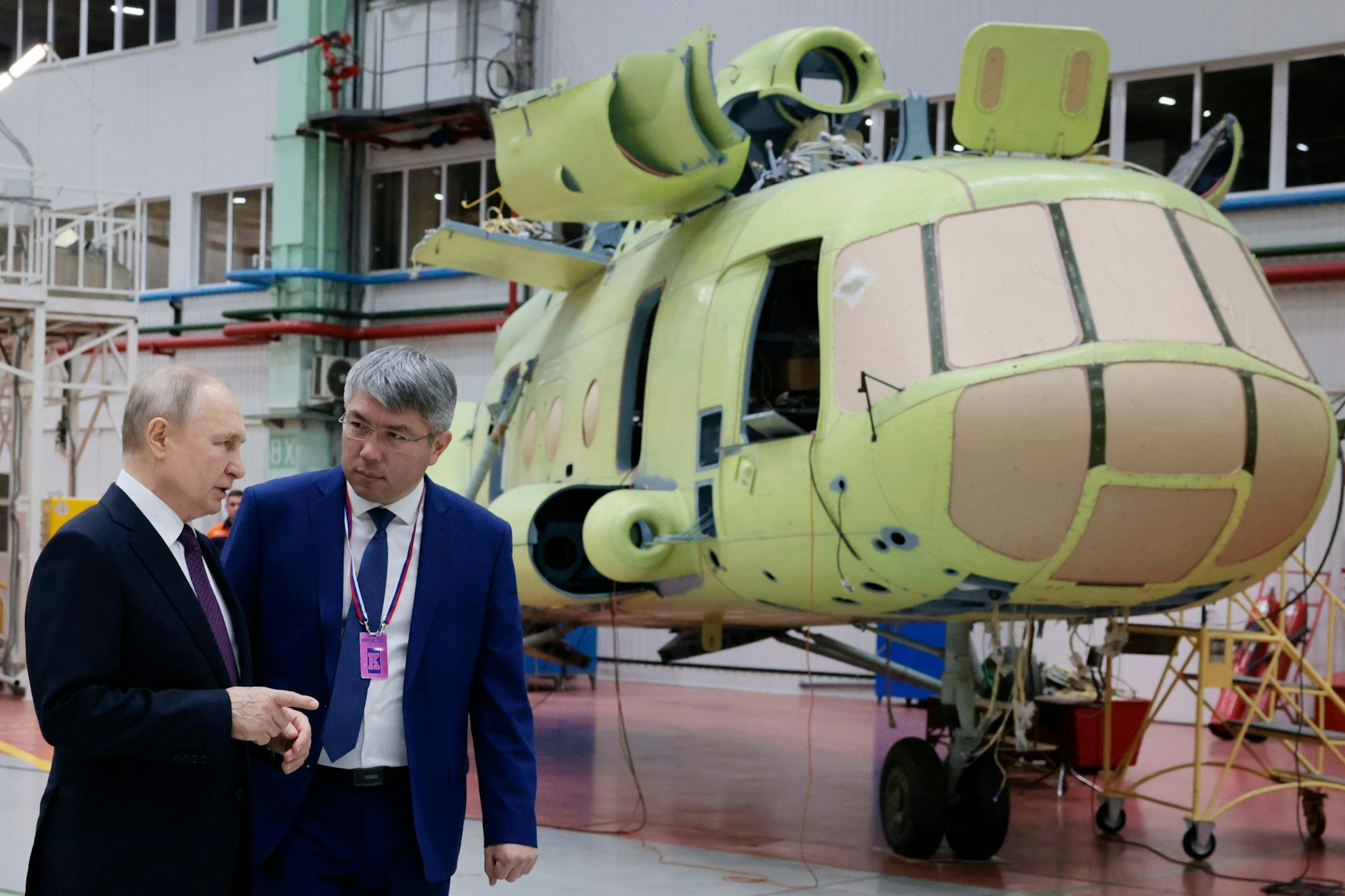 Wladimir Putin (l), Präsident von Russland, besichtigt in Begleitung des Leiters der Region Burjatien, Alexej Tsydenow, das Hubschrauberwerk Ulan-Ude, das zum russischen Hubschrauberhersteller Rostec gehört.
