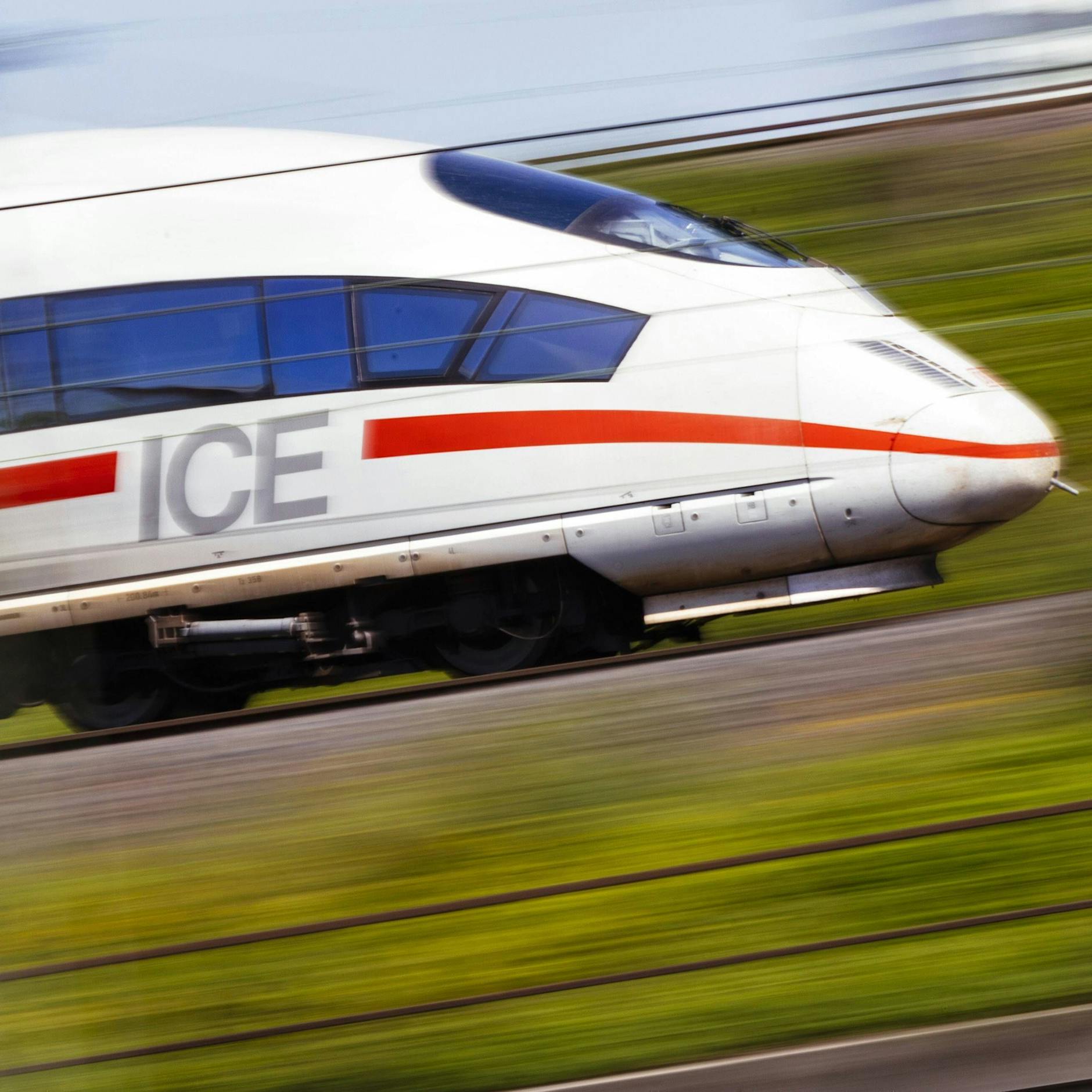 Bei 280 km/h: Schwarzfahrer zieht aus Frust im ICE die Notbremse!