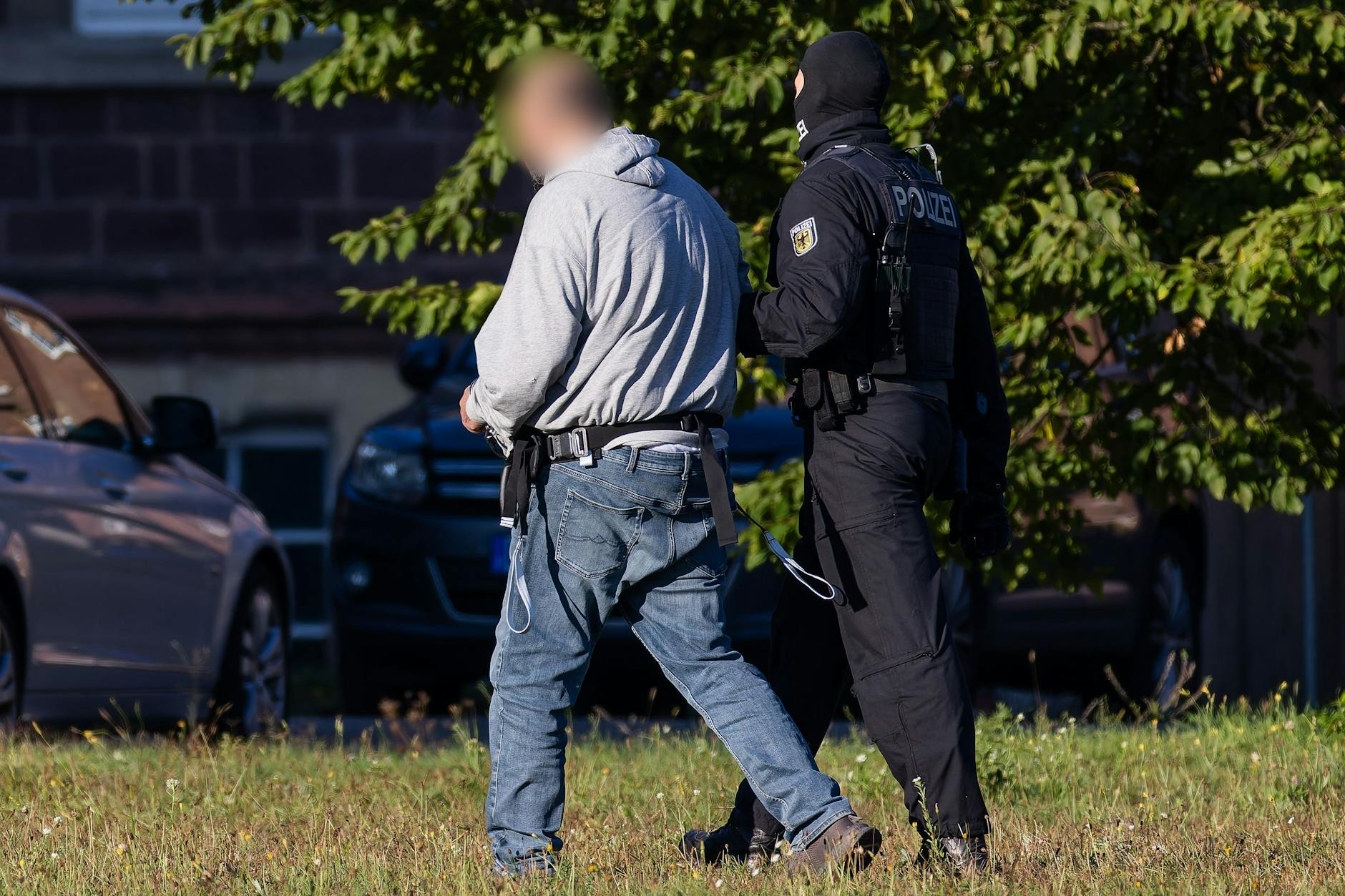 Ein Polizeihubschrauber setzte am Donnerstagmorgen auf dem Gelände der Bundesanwaltschaft in Karlsruhe auf, um die Terrorverdächtigen dem Ermittlungsrichter vorzustellen.