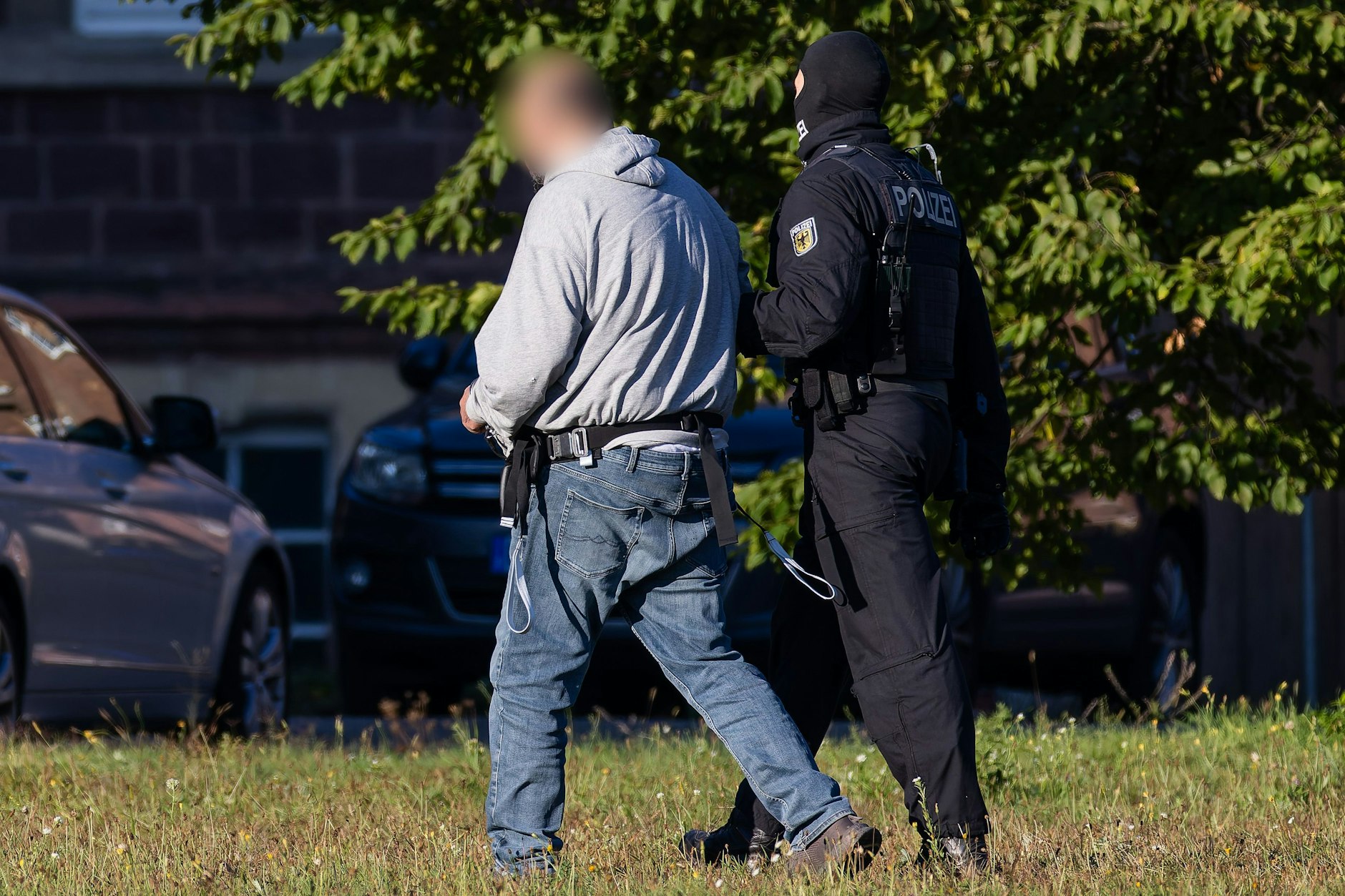 Ein Polizeihubschrauber setzte am Donnerstagmorgen auf dem Gelände der Bundesanwaltschaft in Karlsruhe auf, um die Terrorverdächtigen dem Ermittlungsrichter vorzustellen.
