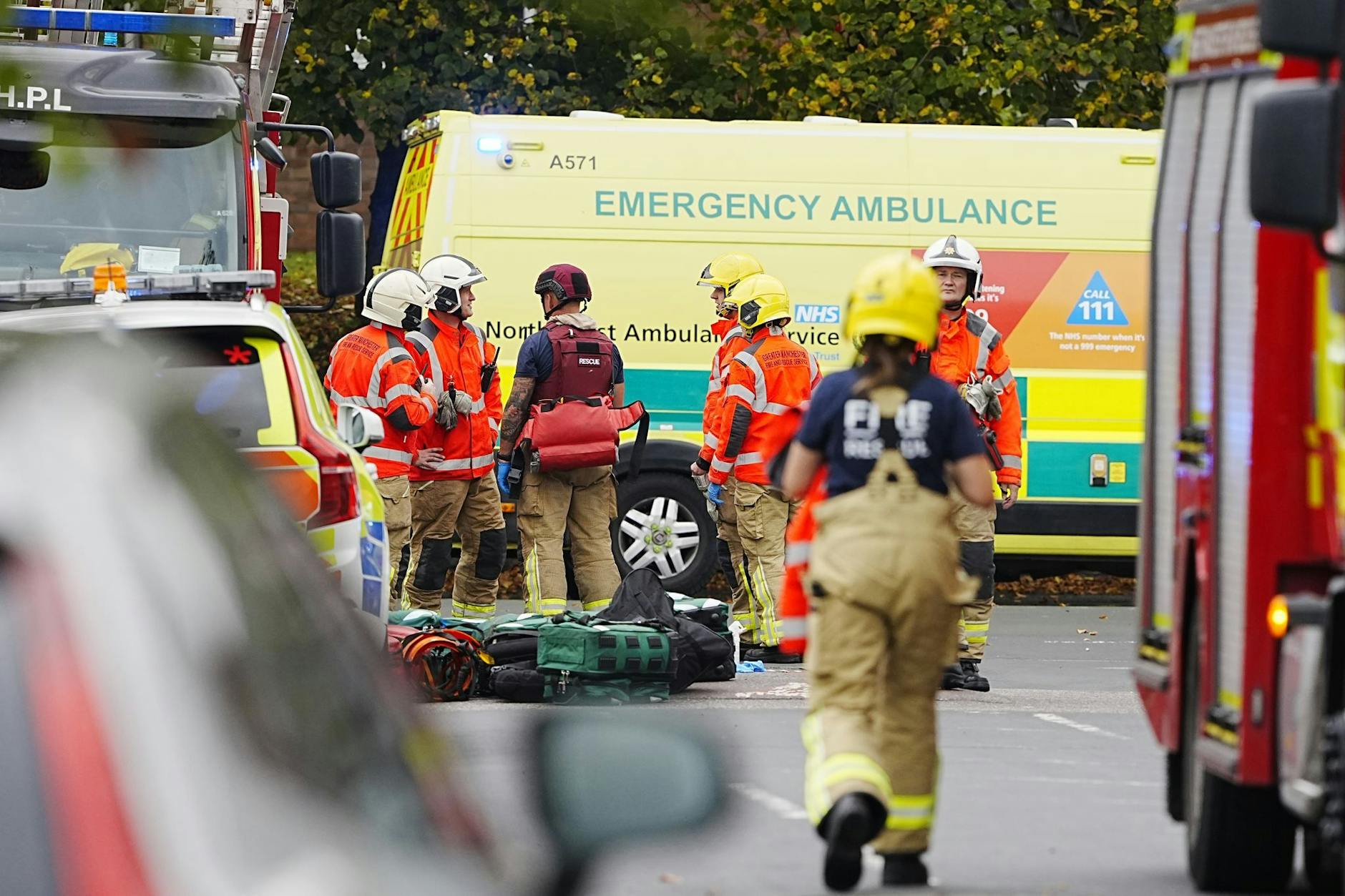 Rettungskräfte sind im Einsatz nach dem tödlichen Angriff an der Synagoge der Heaton Park Hebrew Congregation in Crumpsall.