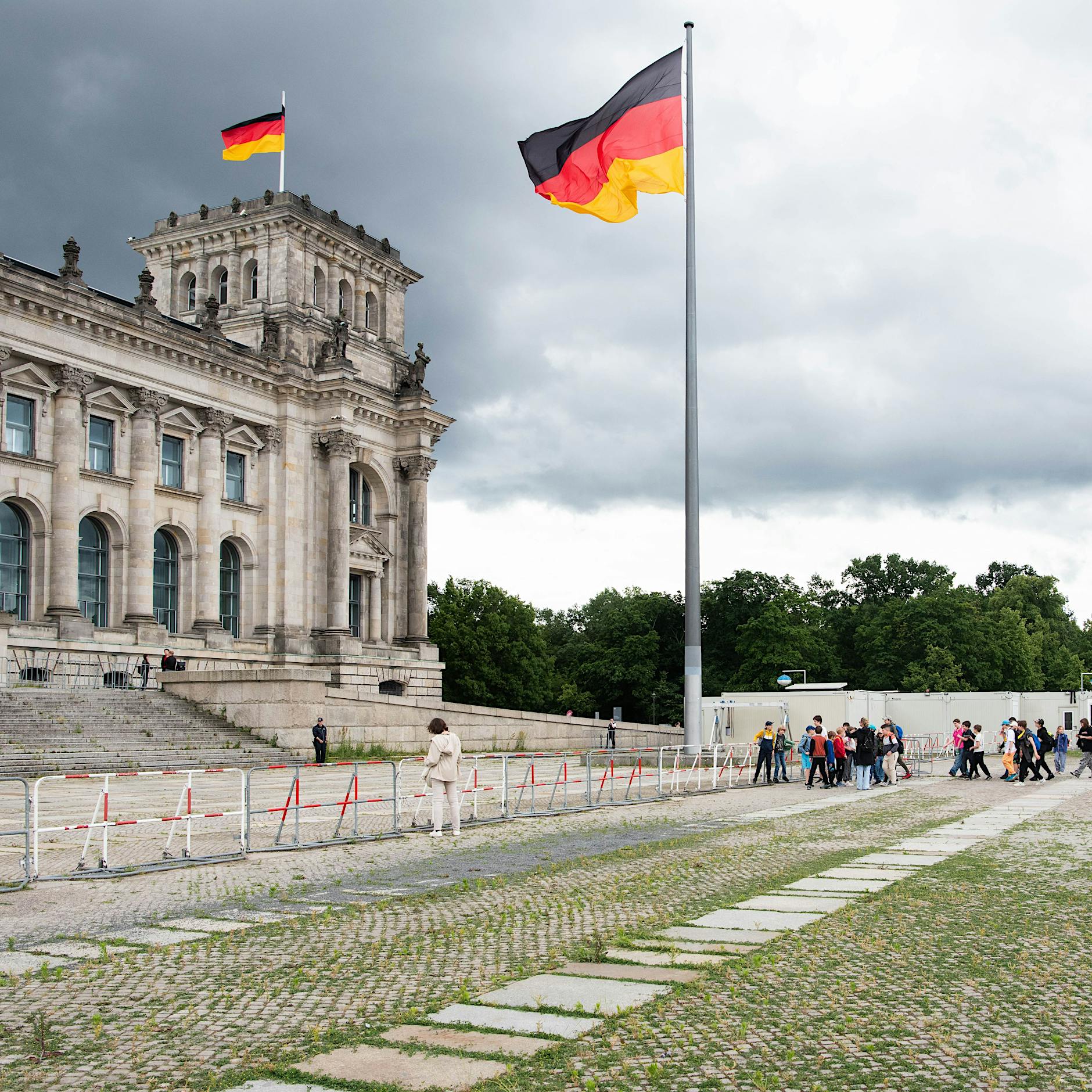 Unordnung und Müll vor dem Reichstag stehen für die Politik von Friedrich Merz: ambitionslos, mutlos, improvisiert
