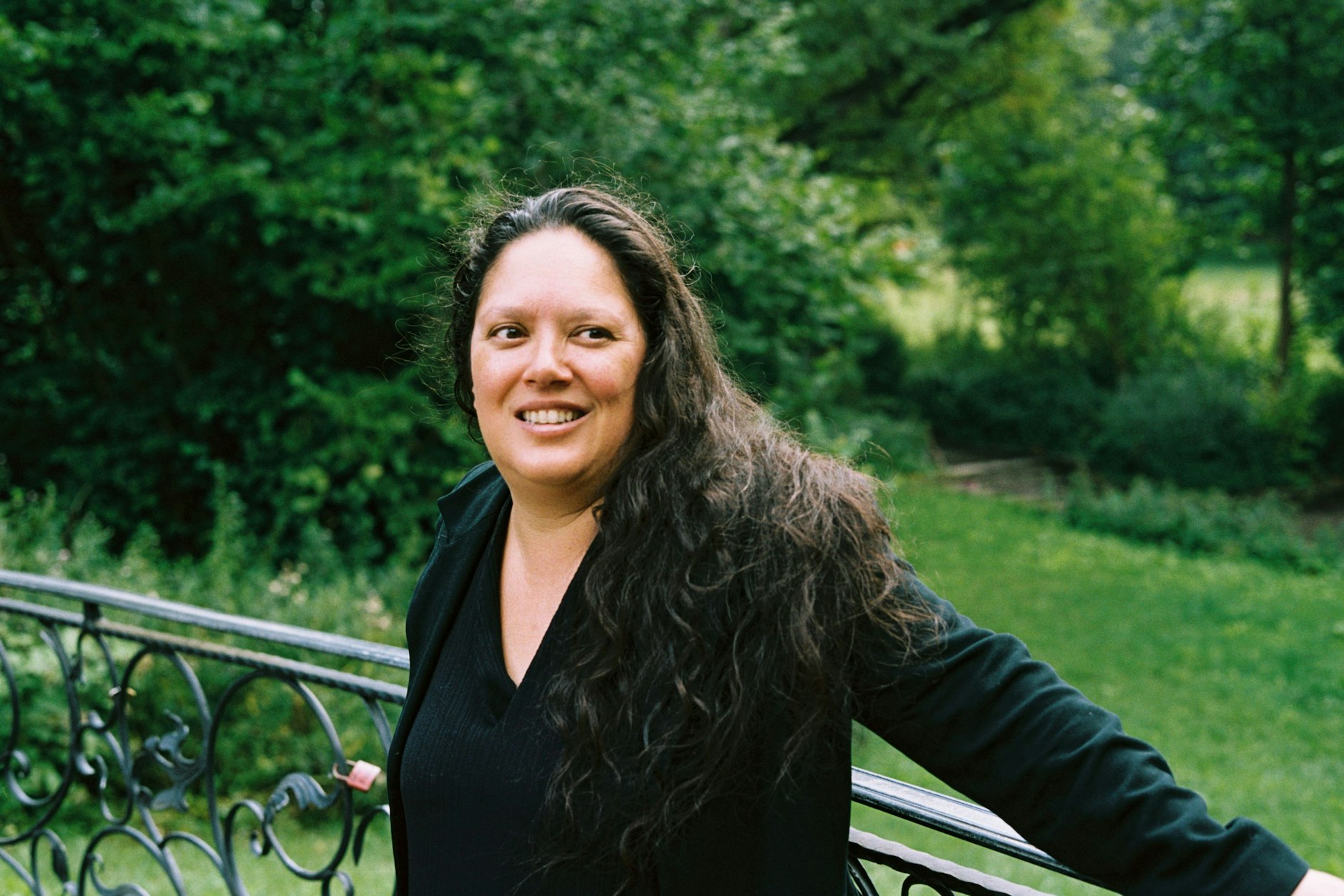 Die Autorin Jacinta Nandi lebt in Berlin. Sie schreibt auf Deutsch und Englisch.