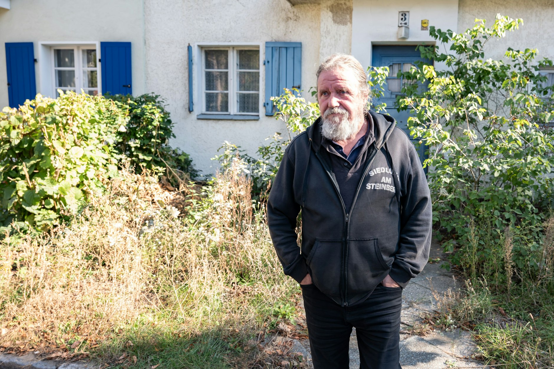 Hartmut Lenz vor der Wohnung des verstorbenen Manne Moslehner in der Siedlung Am Steinberg. Die Bewohner sagen liebevoll Klein-Kleckersdorf.
