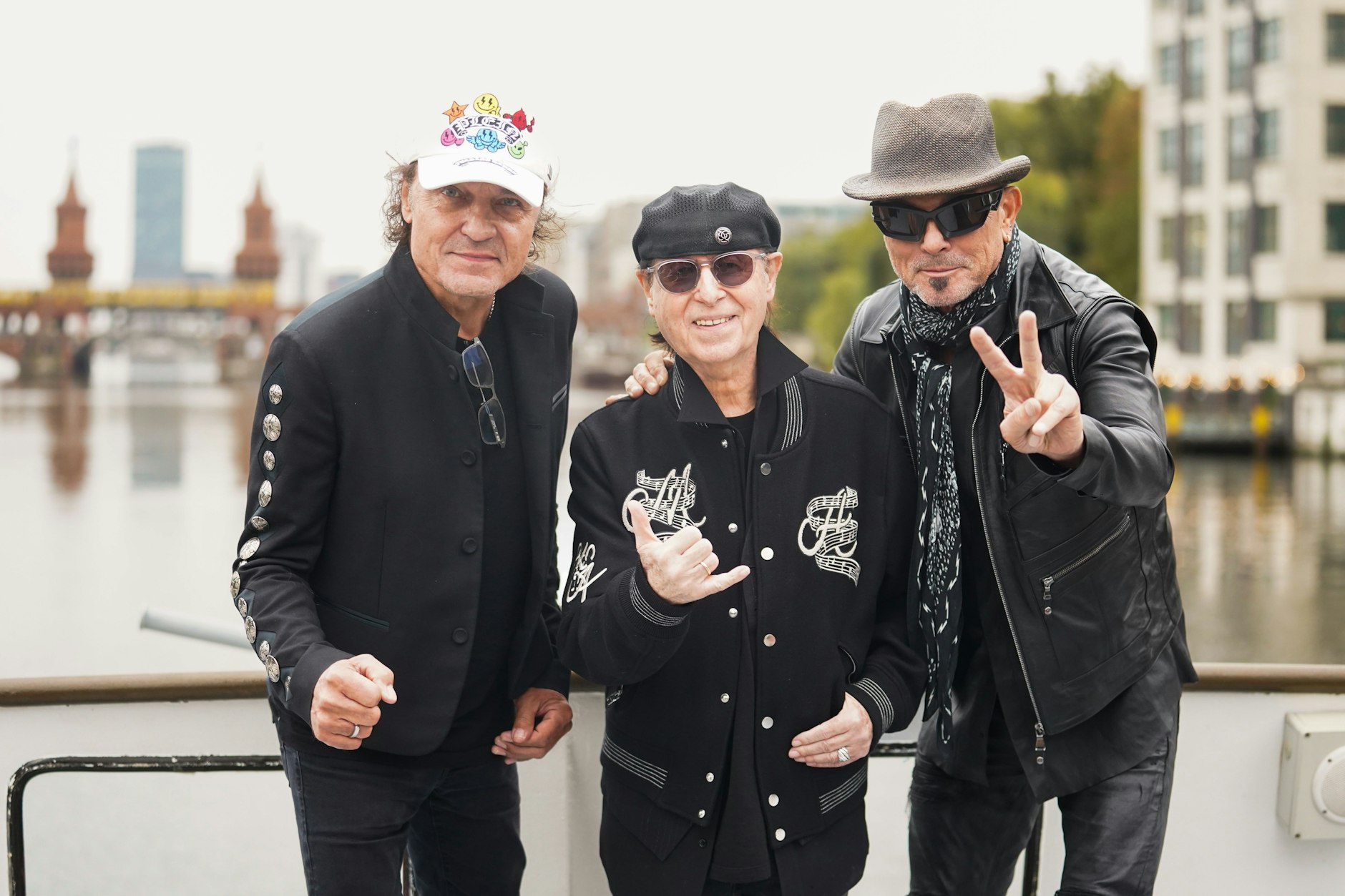 Die Scorpions: Klaus Meine, Matthias Jabs und Rudolf Schenker feiern 60 Jahre auf der Spree.