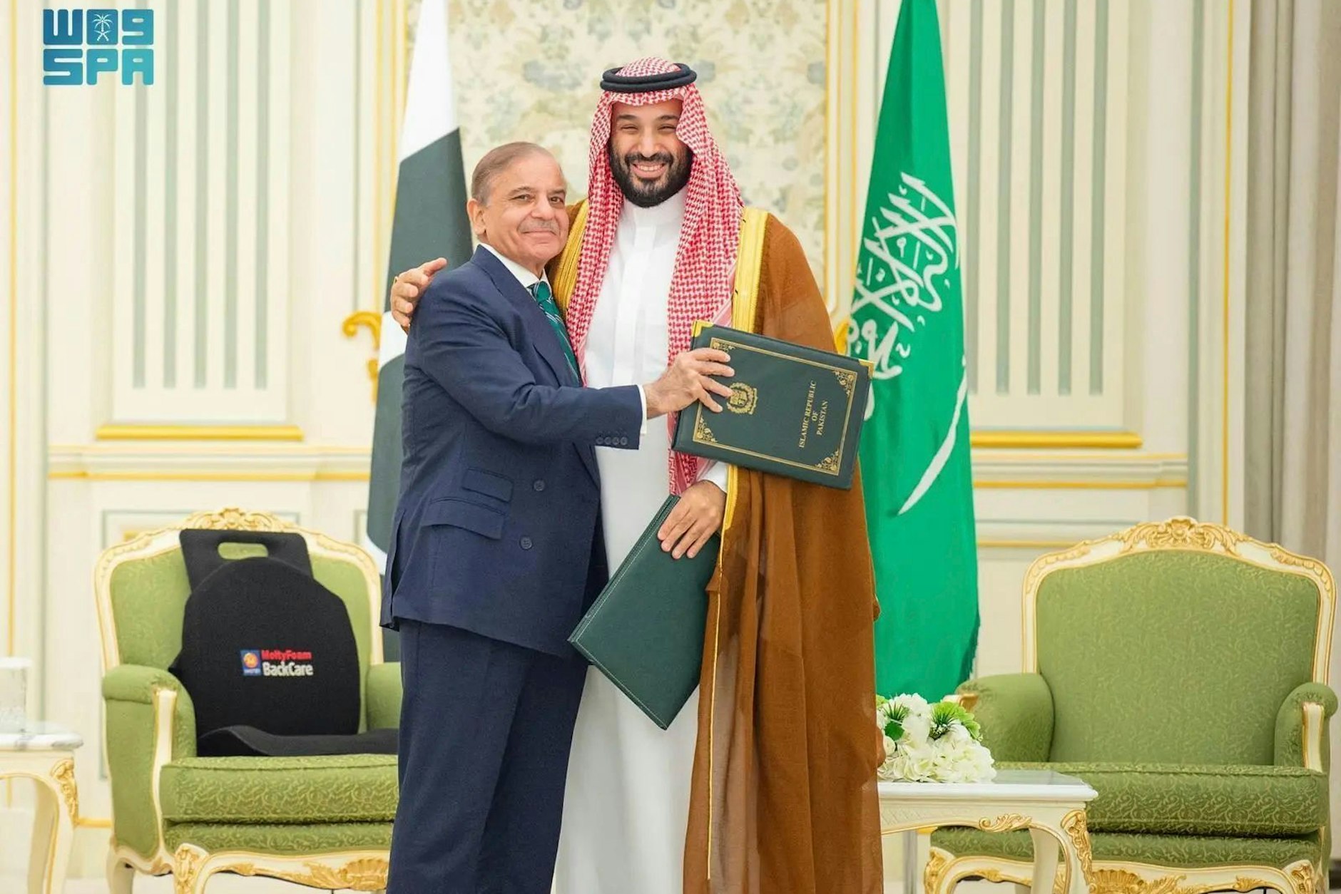 Pakistans Premierminister Shehbaz Sharif (l.) und der saudi-arabische Kronprinz Mohammed bin Salman nach der Unterzeichnung eines gemeinsamen Verteidigungspaktes am 17. September
