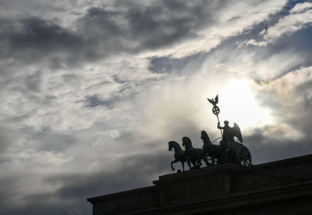 Brandenburg Kapısı renkle bulaşmış