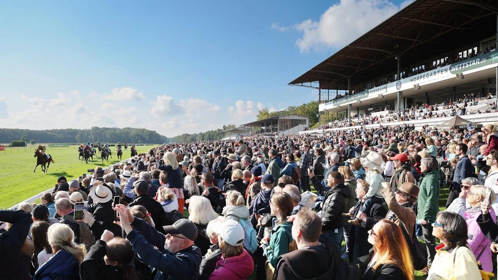 Hoppegarten-Rekord mit 15.100 Besuchern beim Renntag der Deutschen Einheit 2025.