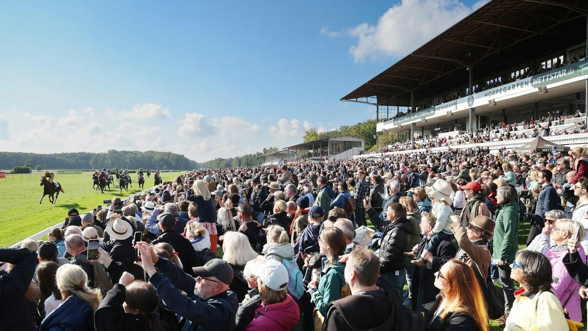 Hoppegarten-Rekord mit 15.100 Besuchern beim Renntag der Deutschen Einheit 2025.