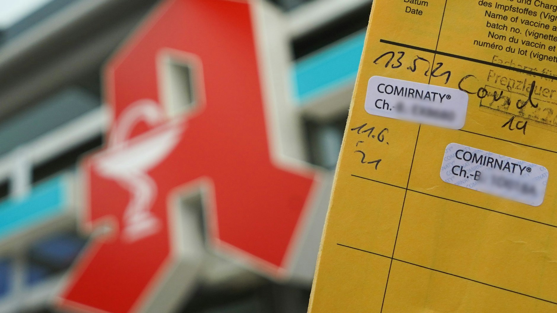 Die Ständige Impfkommission empfiehlt bestimmten Bevölkerungsgruppen eine jährliche Auffrischungsimpfung gegen Covid-19 und Influenza.