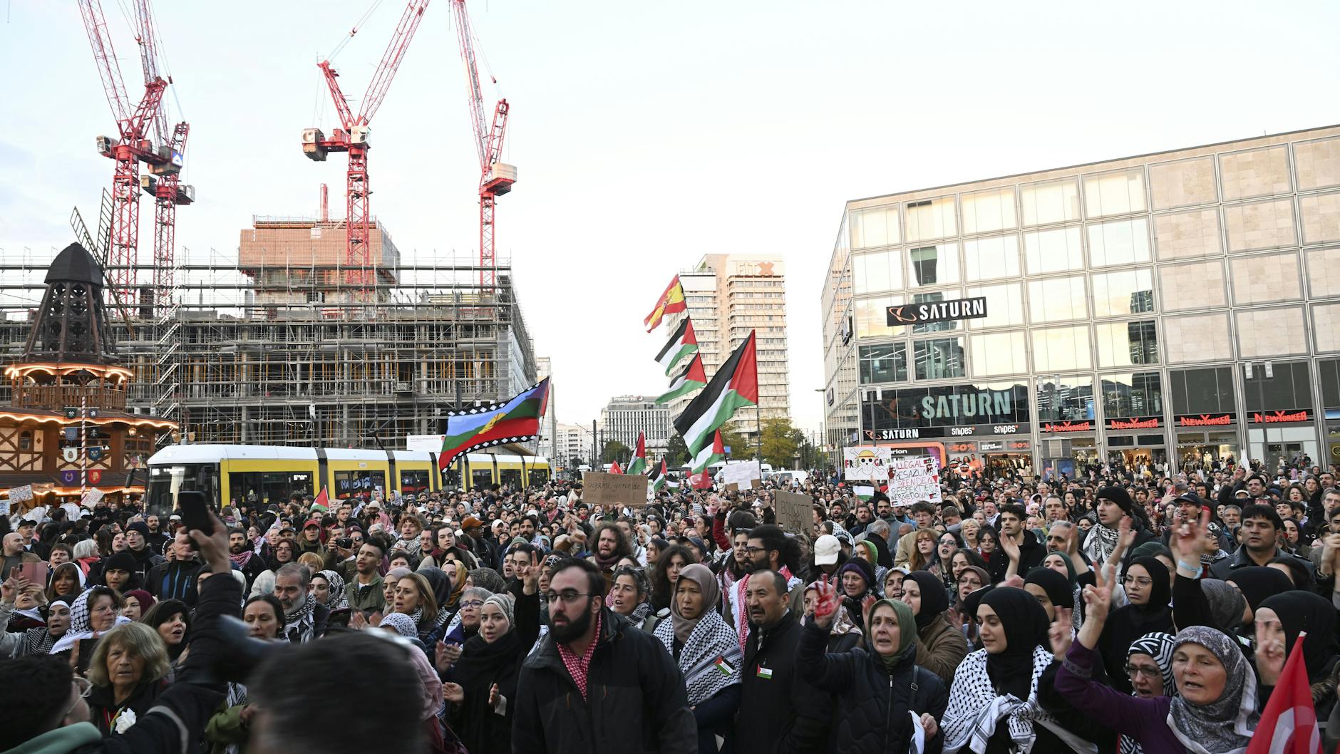 Bei der antiisraelischen Demonstration kam es laut Polizei zu etwa 50 Festnahmen.
