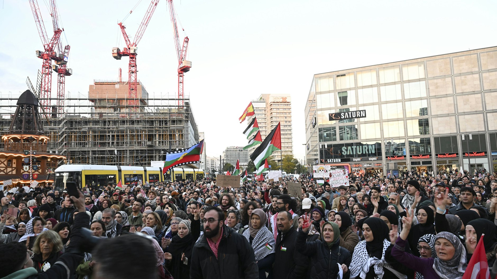 Bei der antiisraelischen Demonstration kam es laut Polizei zu etwa 50 Festnahmen.
