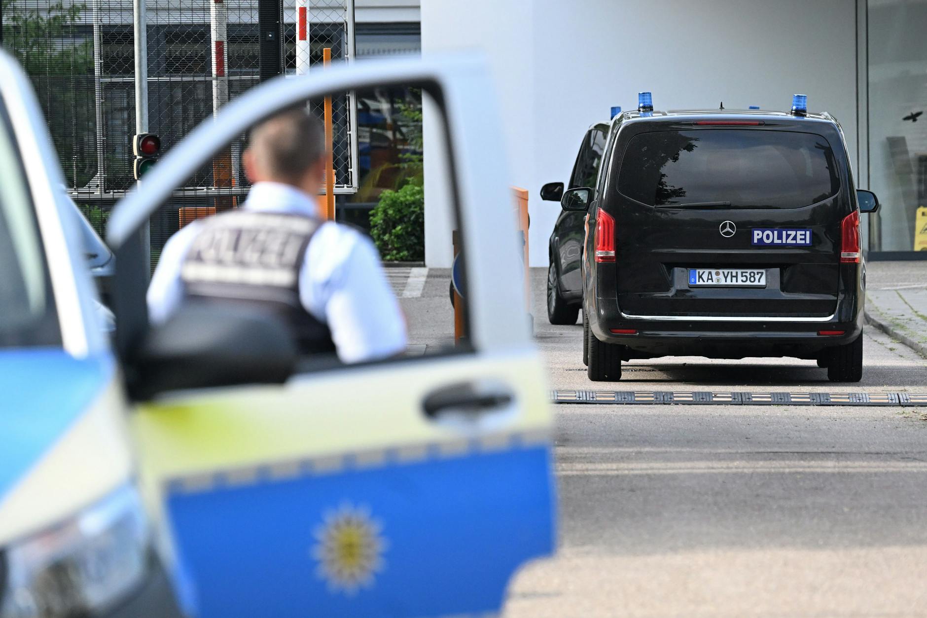 Ein Polizeiauto steht vor dem Bundesgerichtshof.