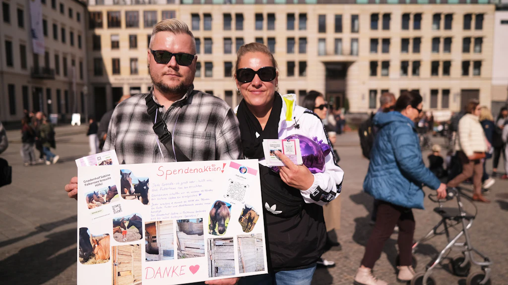 Tag der Deutschen Einheit am Brandenburger Tor. Hier sammeln Marco und Melly Geld für einen Tiergnadenhof in Falkensee.