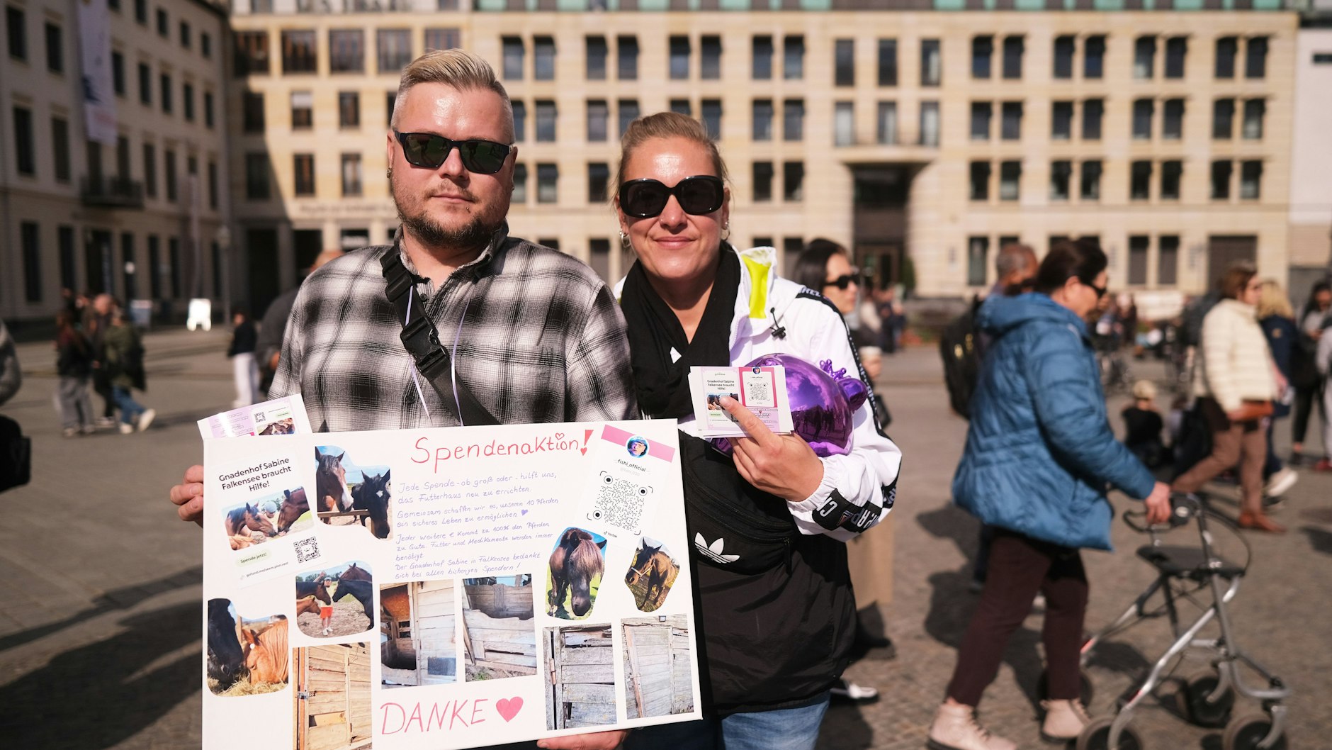 Tag der Deutschen Einheit am Brandenburger Tor. Hier sammeln Marco und Melly Geld für einen Tiergnadenhof in Falkensee.