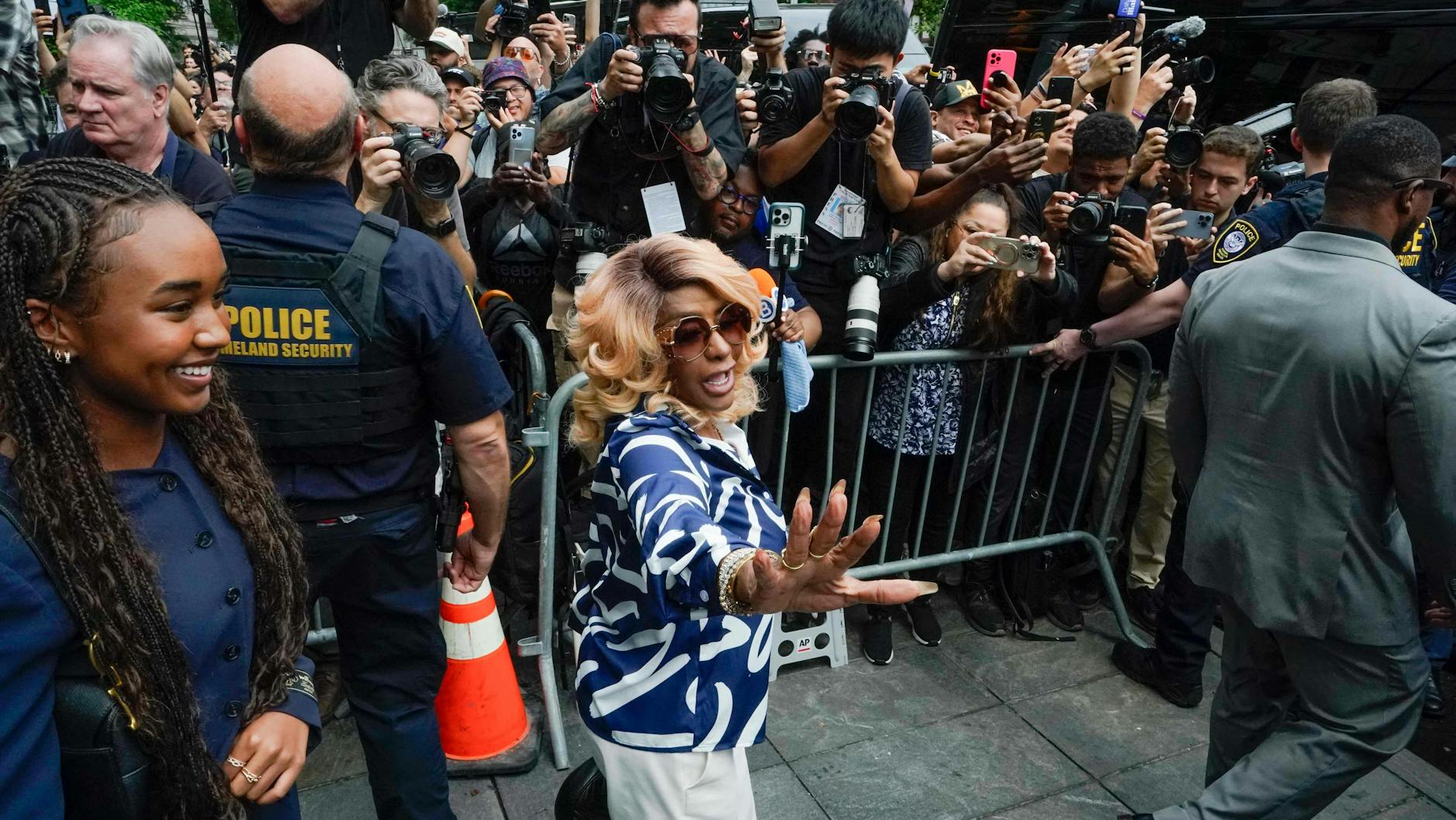 Janice Combs (M.), die Mutter von US-Rapper Sean Combs, bahnt sich bei einem Prozesstermin vor Schaulustigen und Fans ihres Sohnes den Weg zum Gericht.