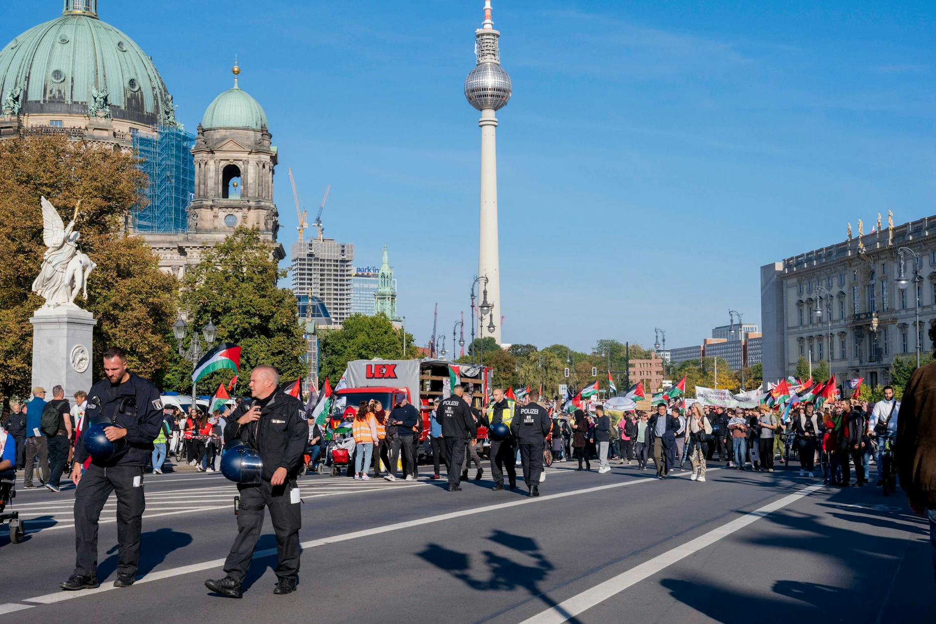 Bei der Großdemo gegen den Gazakrieg waren vergangenes Wochenende etliche Straßen dicht. Auch am Tag der Deutschen Einheit droht Stau wegen einer Demo.