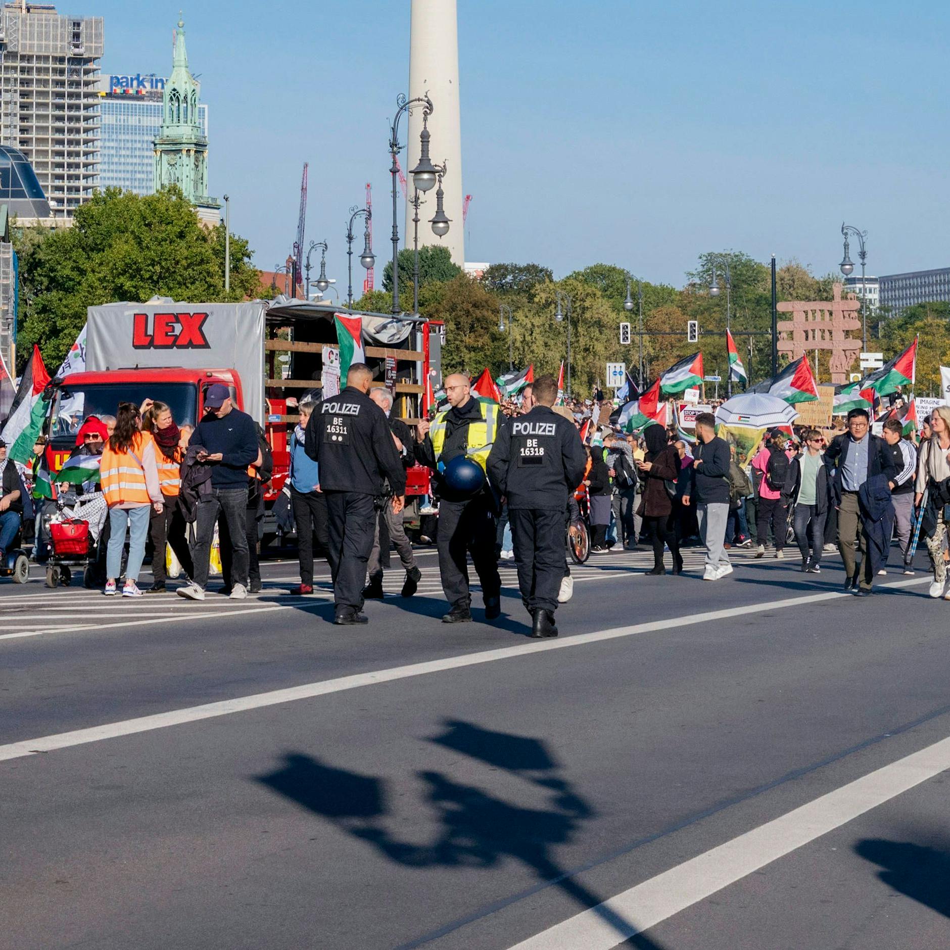Demo-Wahnsinn in Berlin auch am Feiertag: Hier droht heute Stau!
