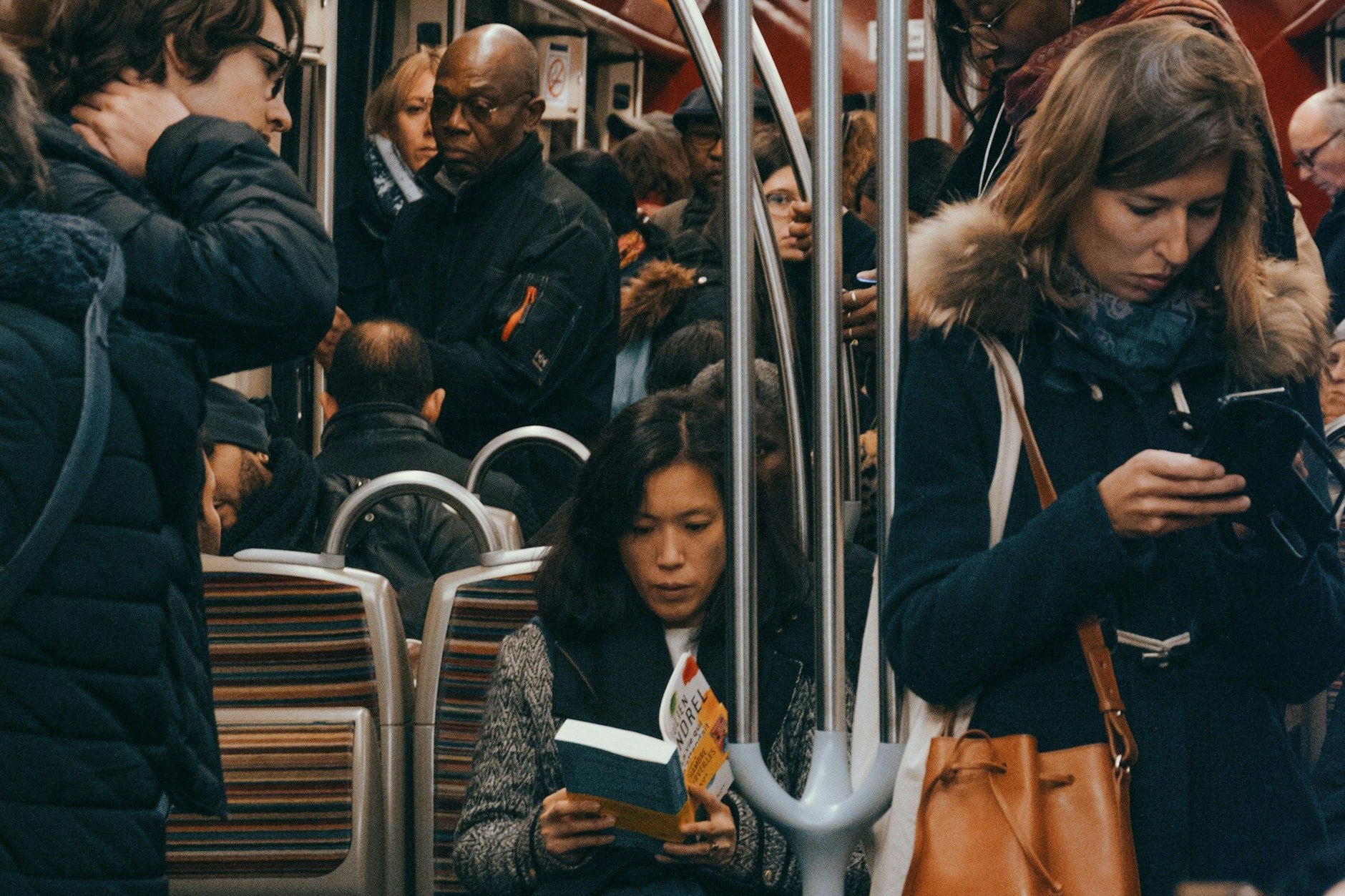 Vielleicht doch mal wieder ein Buch lesen, statt immer nur ins Smartphone zu schauen.