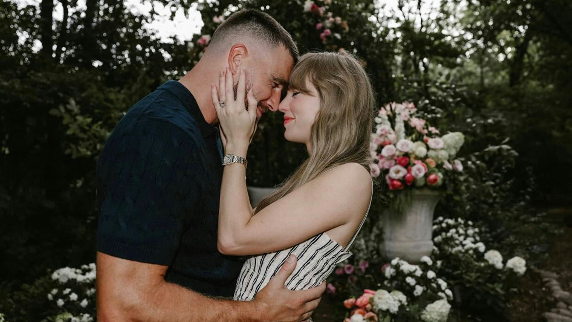 Ende August haben sich Taylor Swift und NFL-Spieler Travis Kelce verlobt.