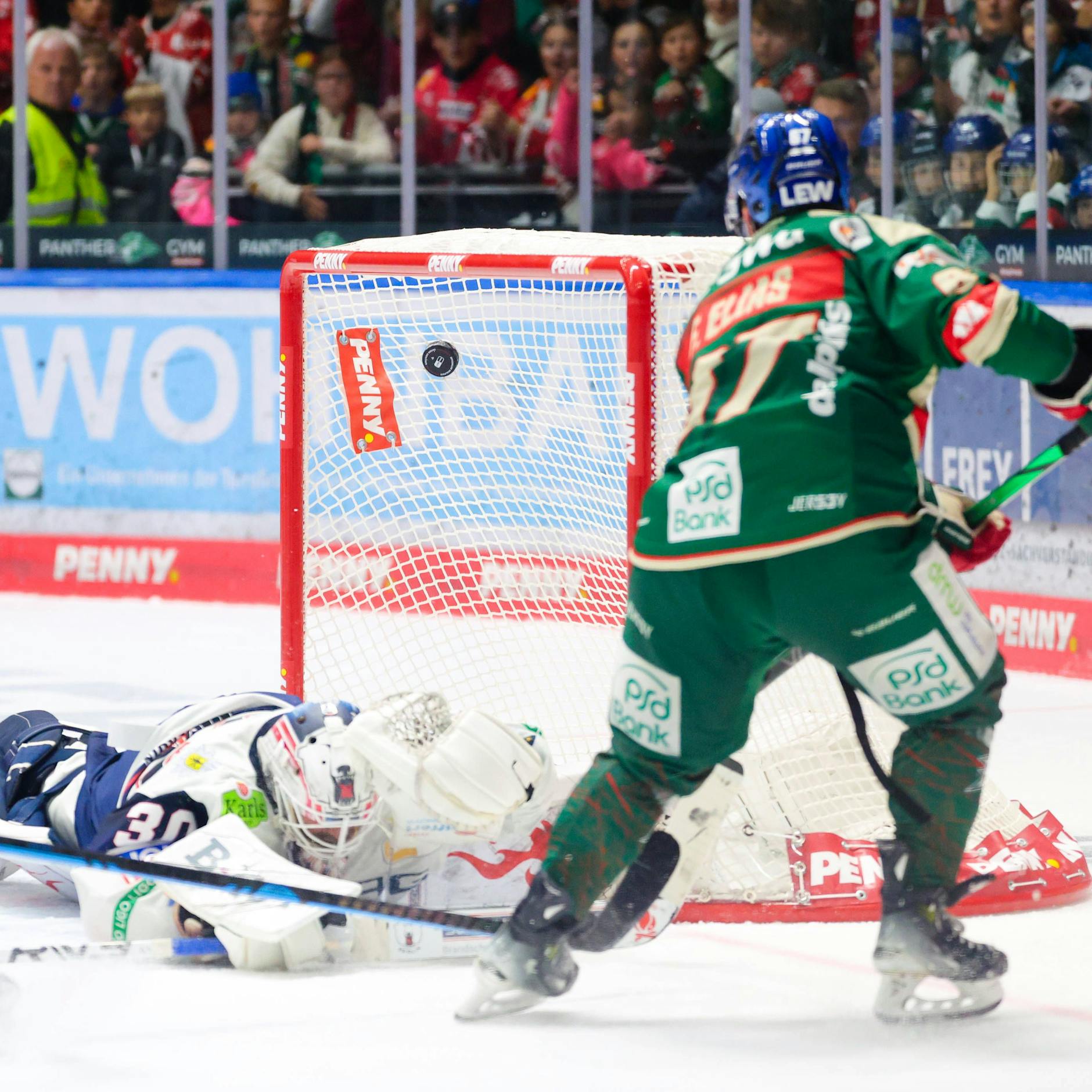 Eisbären-Torwart Jake Hildebrand ist geschlagen, Florian Elias (r.) trifft zum 3:2 für die Augsburger Panther.