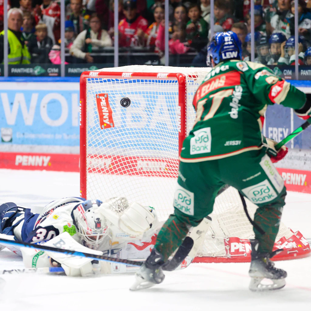 Eisbären-Torwart Jake Hildebrand ist geschlagen, Florian Elias (r.) trifft zum 3:2 für die Augsburger Panther.